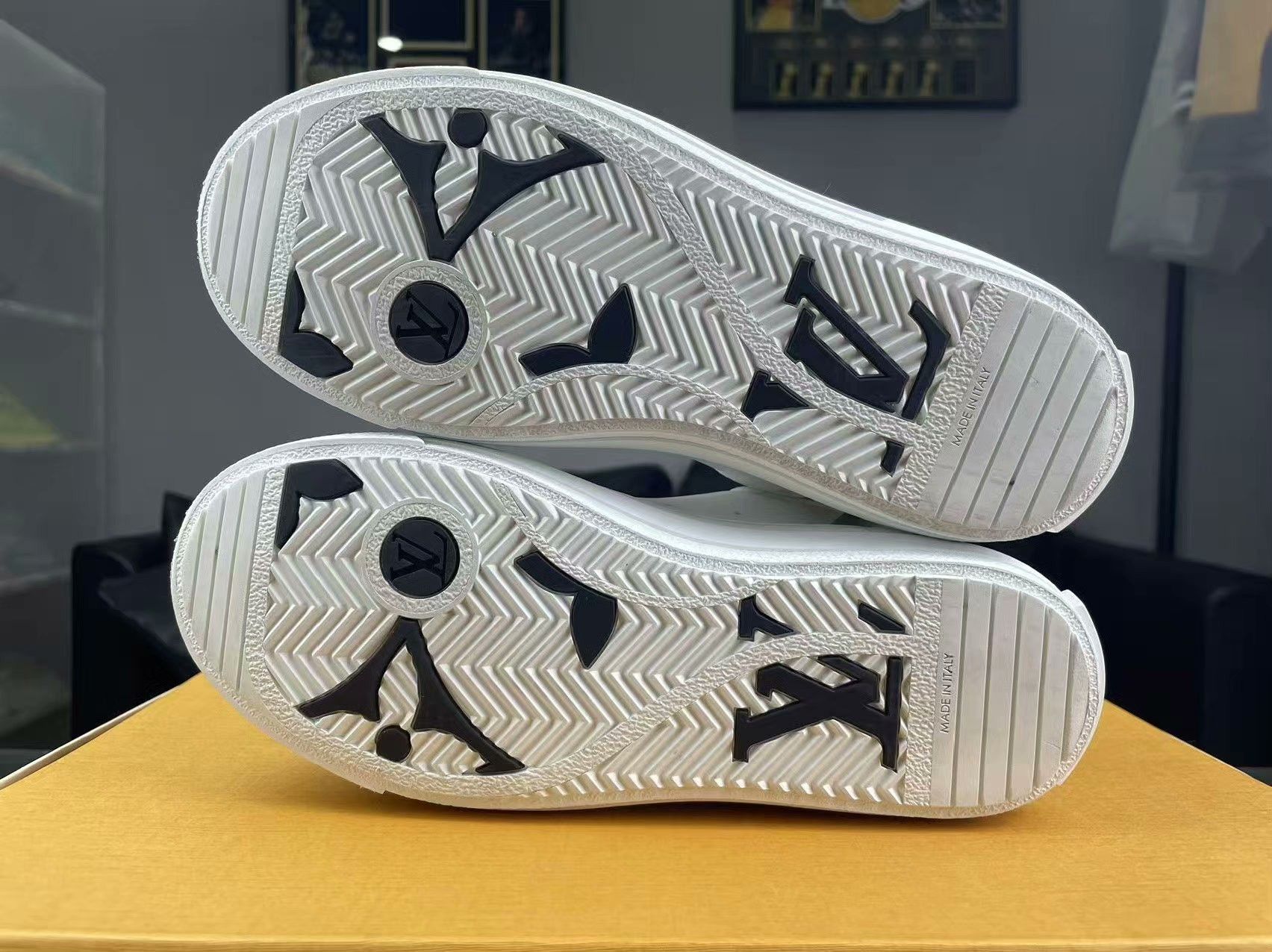 Louis Vuitton Louis Vuitton White Lowtop Sneakers us_6 Women Size US 6 / IT 36 - 3 Thumbnail