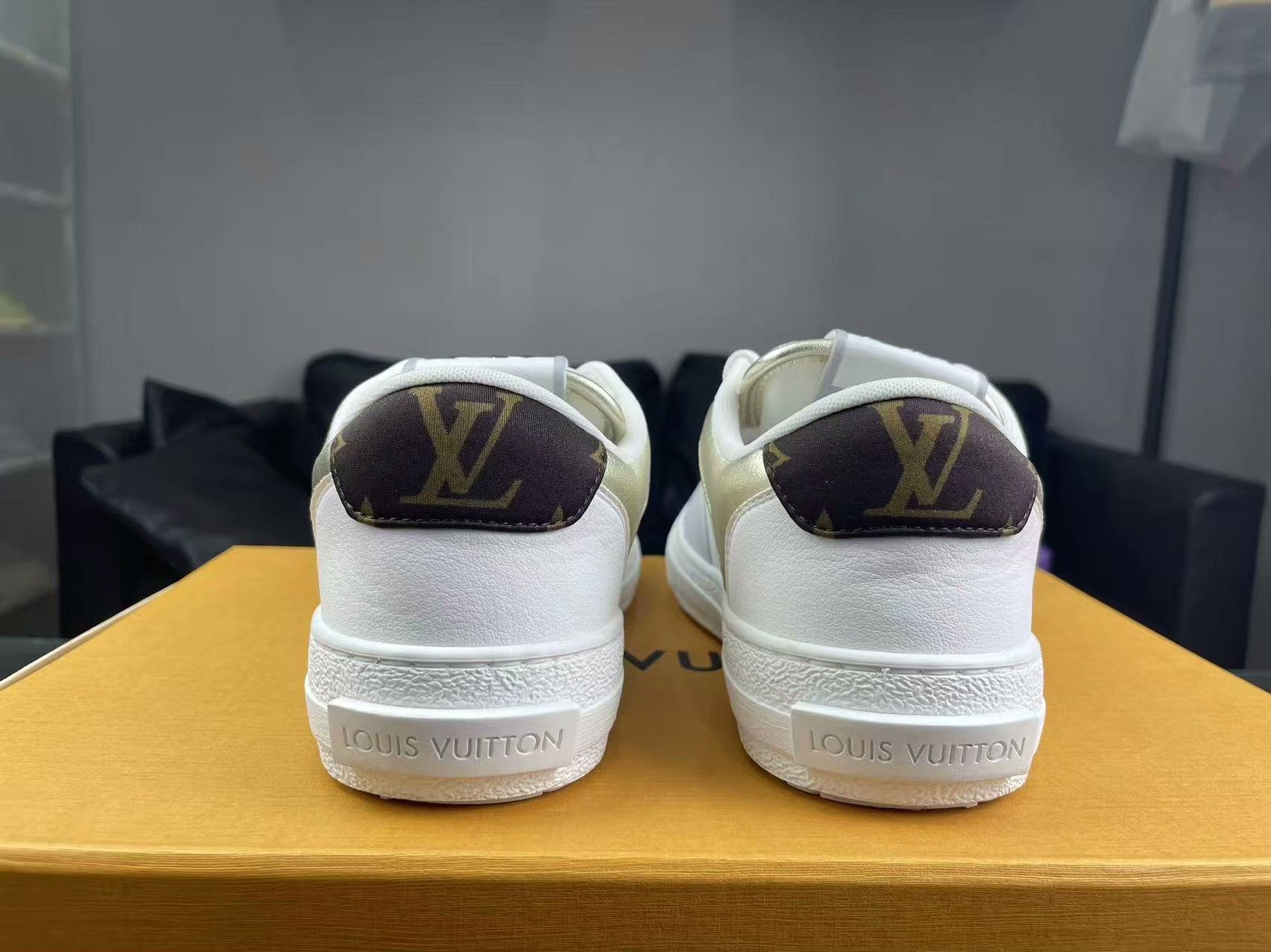 Louis Vuitton Louis Vuitton White Lowtop Sneakers us_6 Women Size US 6 / IT 36 - 4 Thumbnail