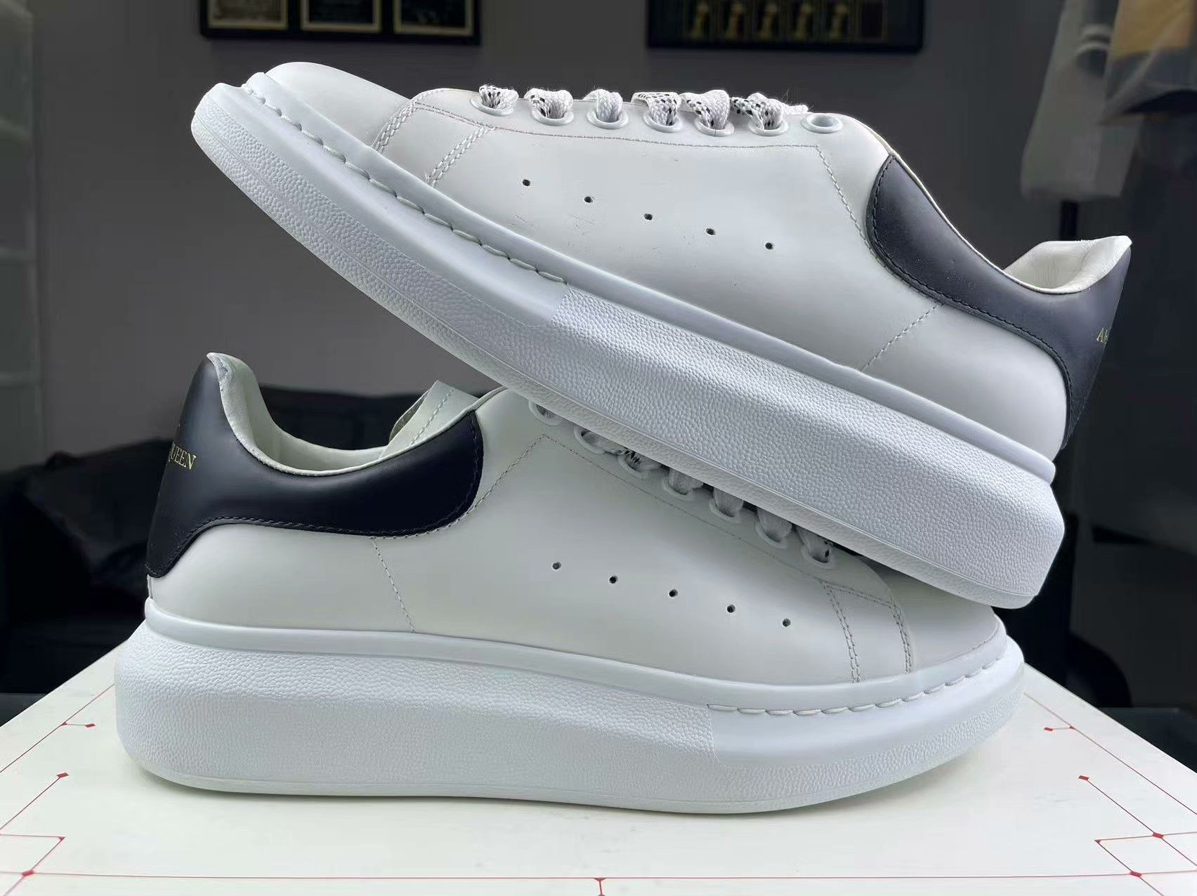 Alexander McQueen Alexander McQueen White Lowtop Sneakers us_8-5 Women Size US 8.5 / IT 38.5 - 6 Thumbnail