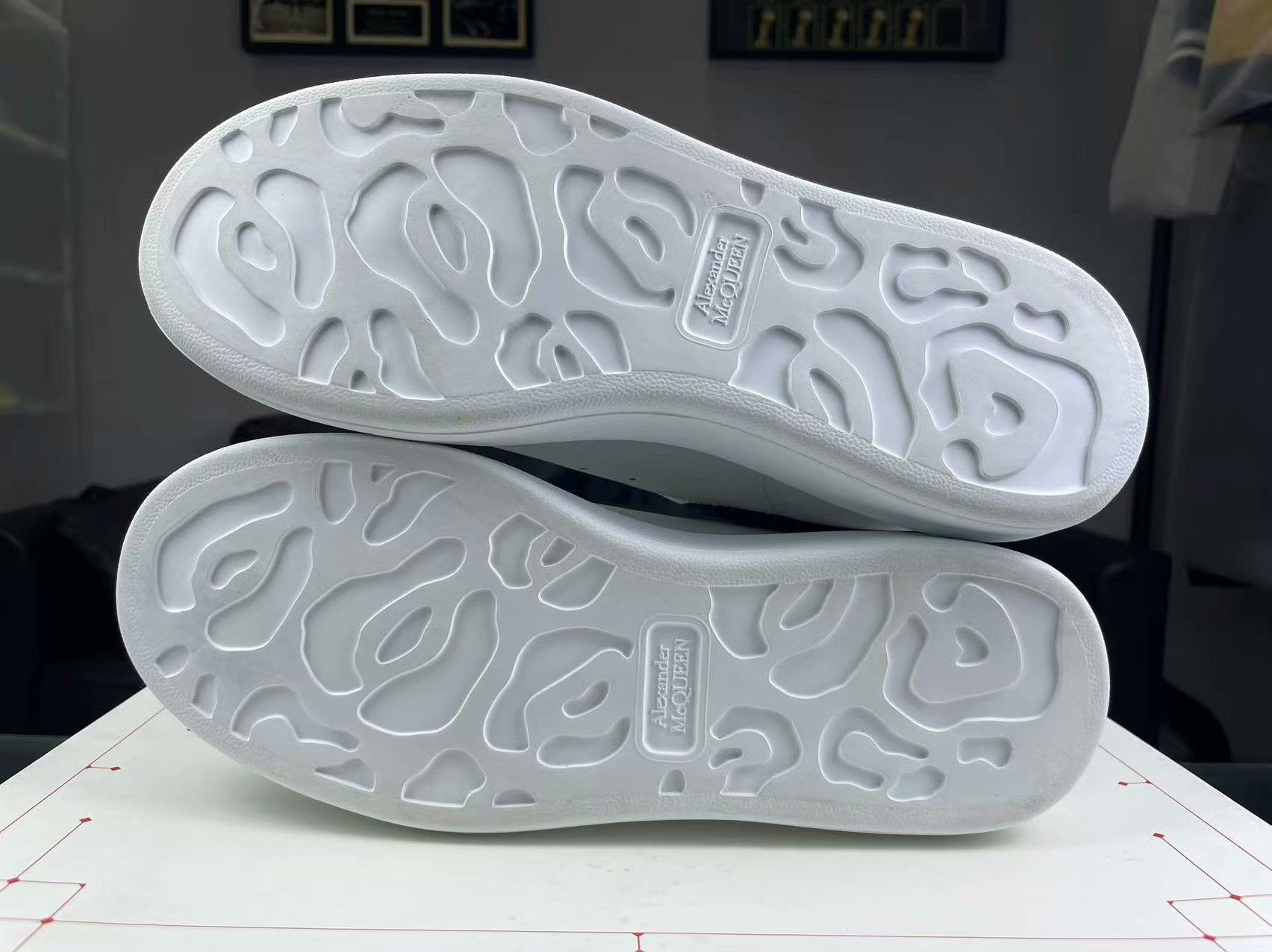 Alexander McQueen Alexander McQueen White Lowtop Sneakers us_8-5 Women Size US 8.5 / IT 38.5 - 4 Thumbnail