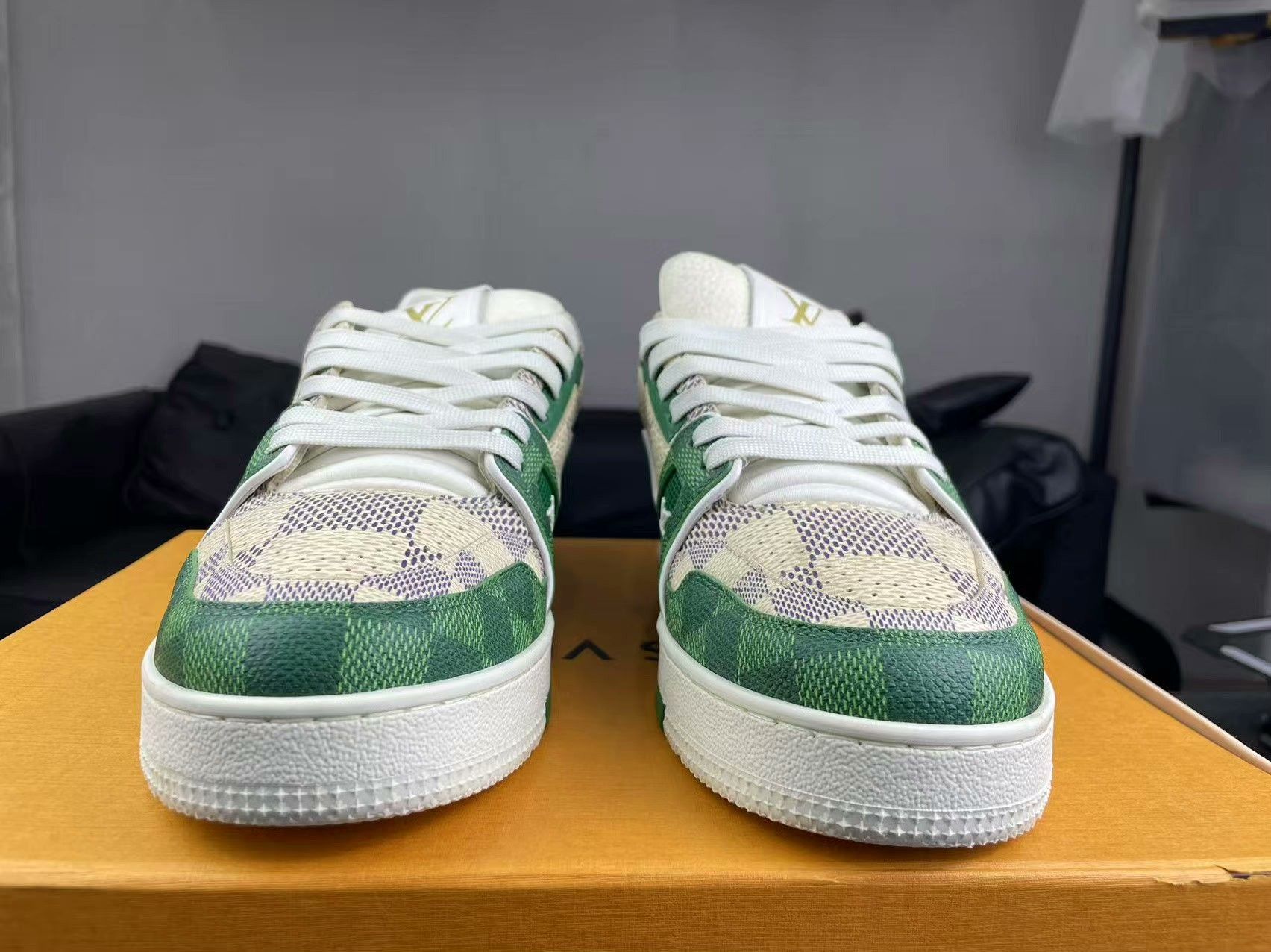 Louis Vuitton Louis Vuitton Training Green Lowtop Sneakers 7.5 Men Size US 7.5 / EU 40-41 - 2 Thumbnail