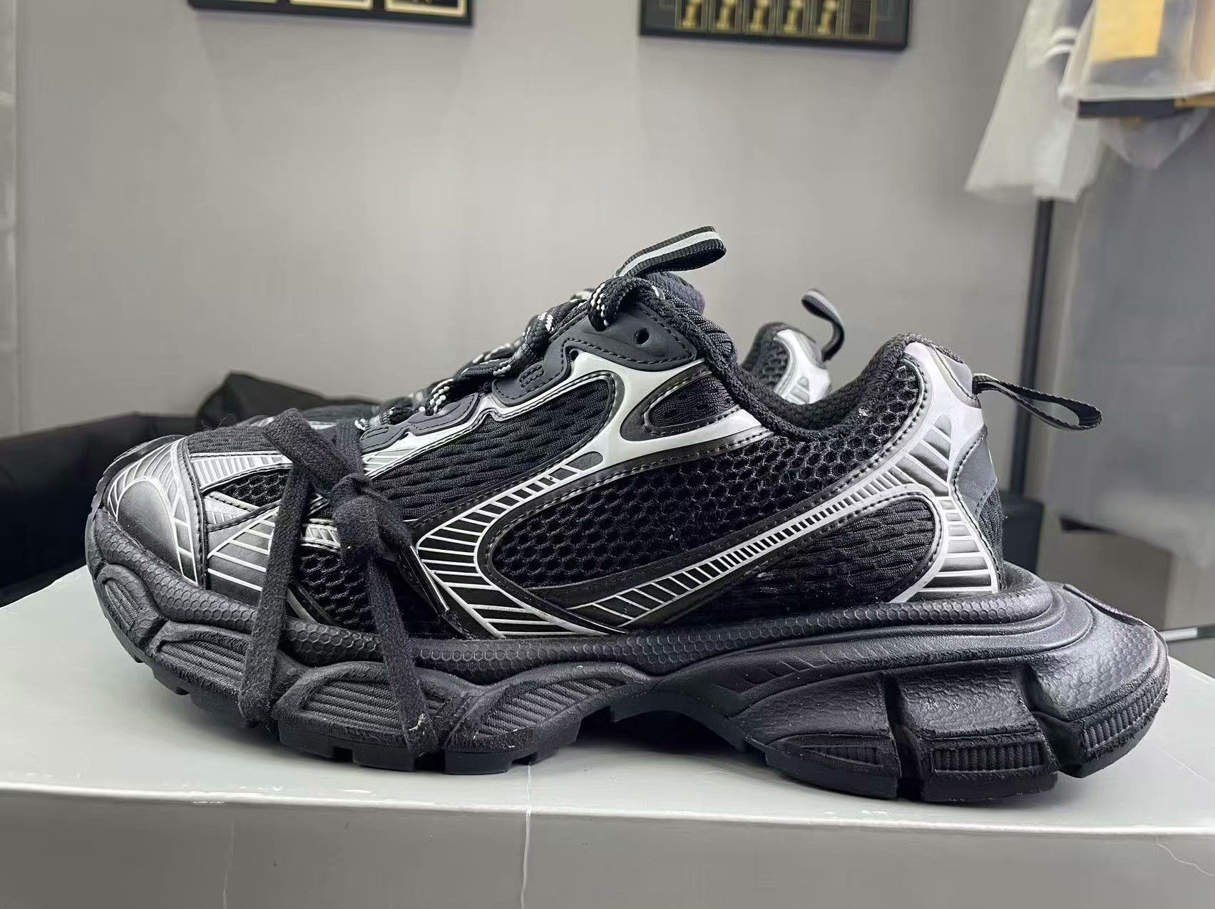 Balenciaga Balenciaga Silver Lowtop Sneakers 8.5 Men Size US 8.5 / EU 41-42 - 7 Thumbnail