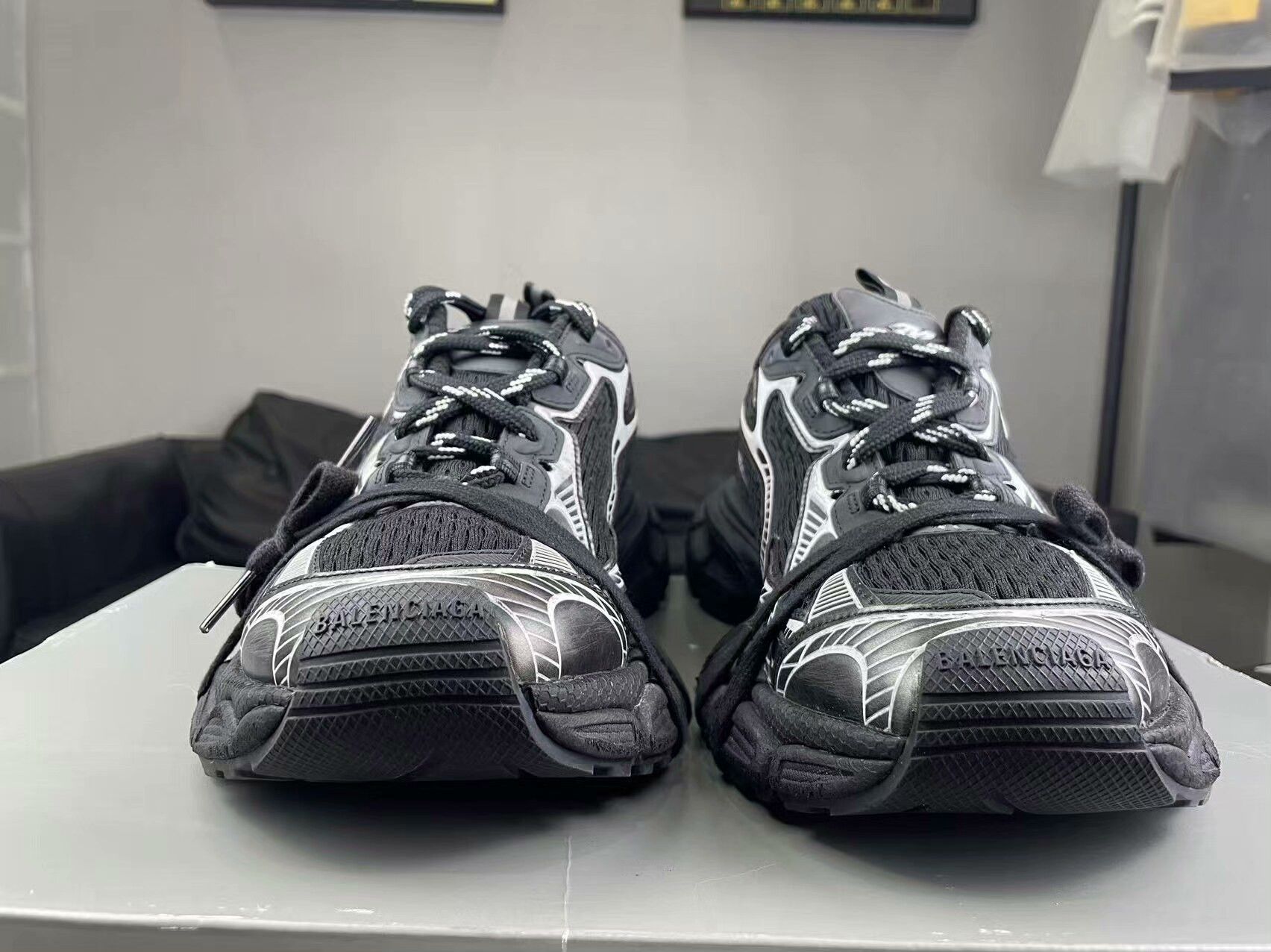 Balenciaga Balenciaga Silver Lowtop Sneakers 8.5 Men Size US 8.5 / EU 41-42 - 2 Thumbnail