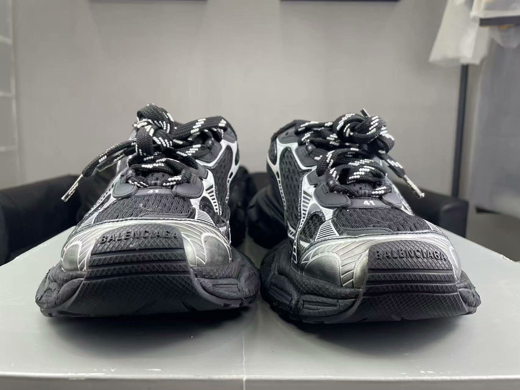 Balenciaga Balenciaga Silver Lowtop Sneakers 8.5 Men Size US 8.5 / EU 41-42 - 2 Thumbnail