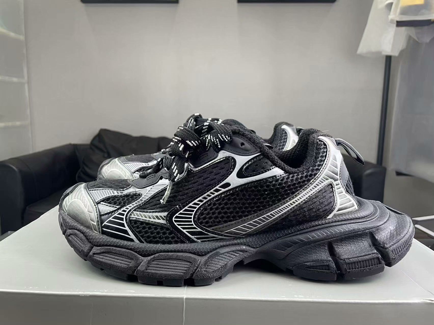 Balenciaga Balenciaga Silver Lowtop Sneakers 8.5 Men Size US 8.5 / EU 41-42 - 7 Thumbnail