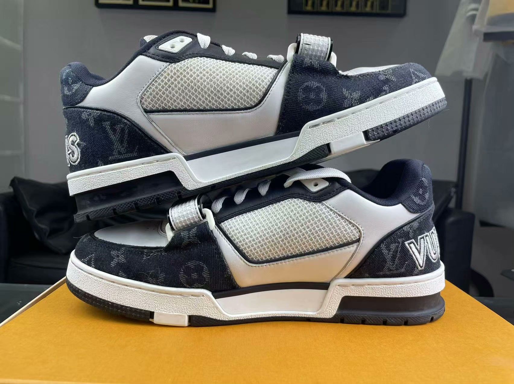 Louis Vuitton Louis Vuitton Training Black Lowtop Sneakers 8.5 Men Size US 8.5 / EU 41-42 - 5 Thumbnail
