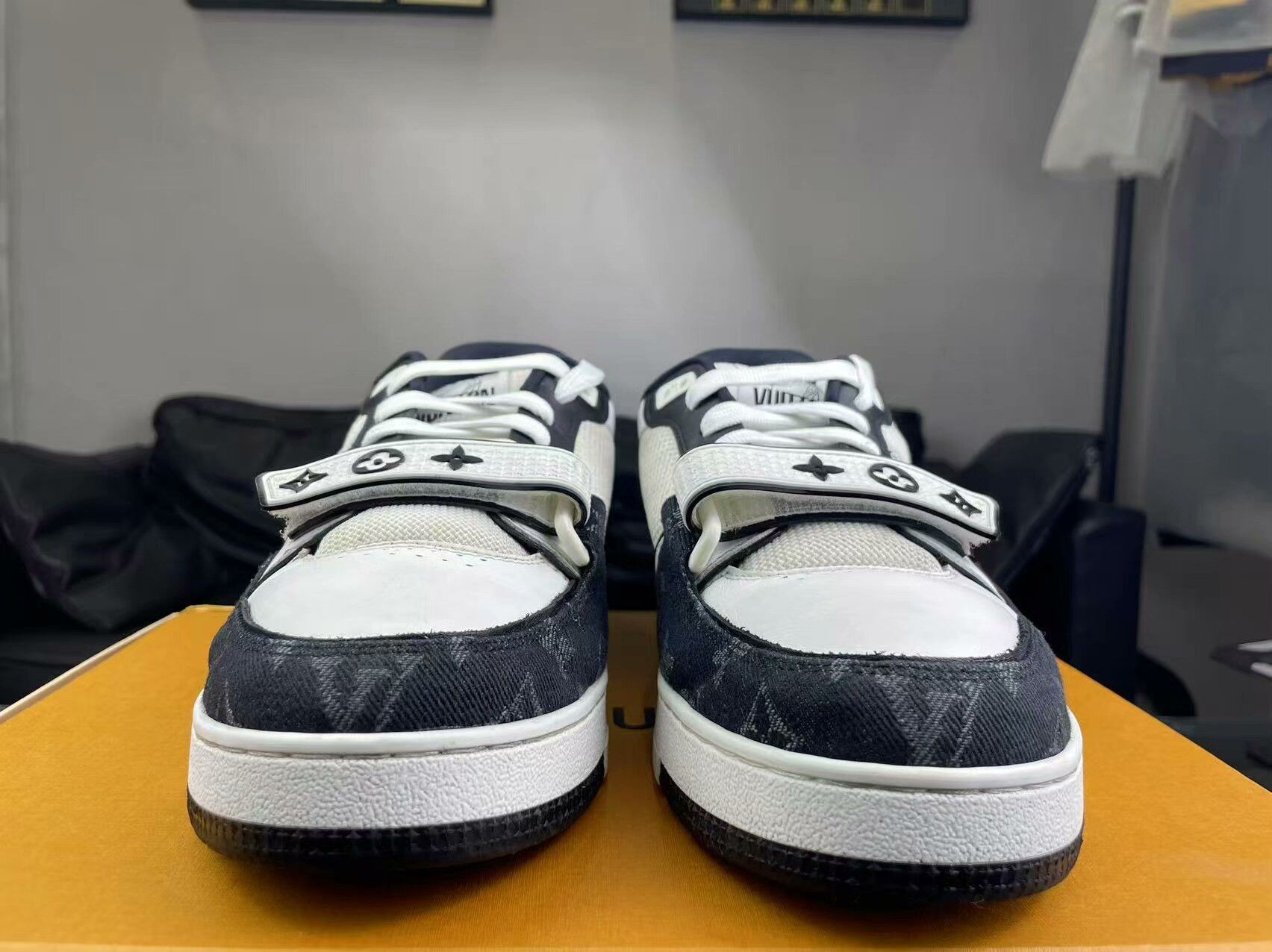 Louis Vuitton Louis Vuitton Training Black Lowtop Sneakers 8.5 Men Size US 8.5 / EU 41-42 - 2 Thumbnail