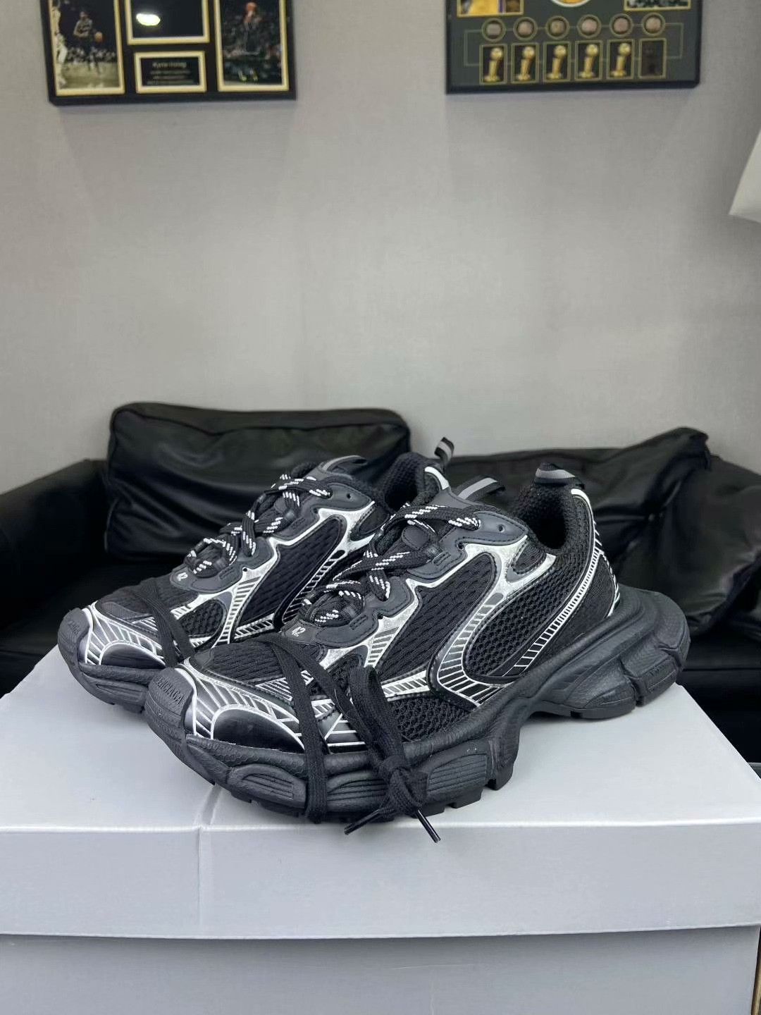 Balenciaga Balenciaga Silver Lowtop Sneakers 9 Men Size US 9 / EU 42 - 6 Thumbnail