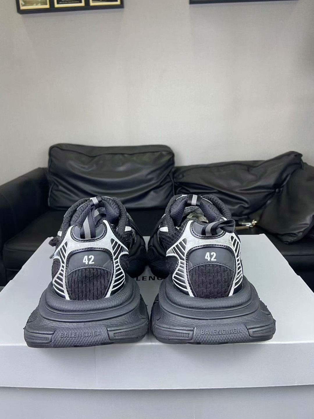 Balenciaga Balenciaga Silver Lowtop Sneakers 9 Men Size US 9 / EU 42 - 2 Thumbnail