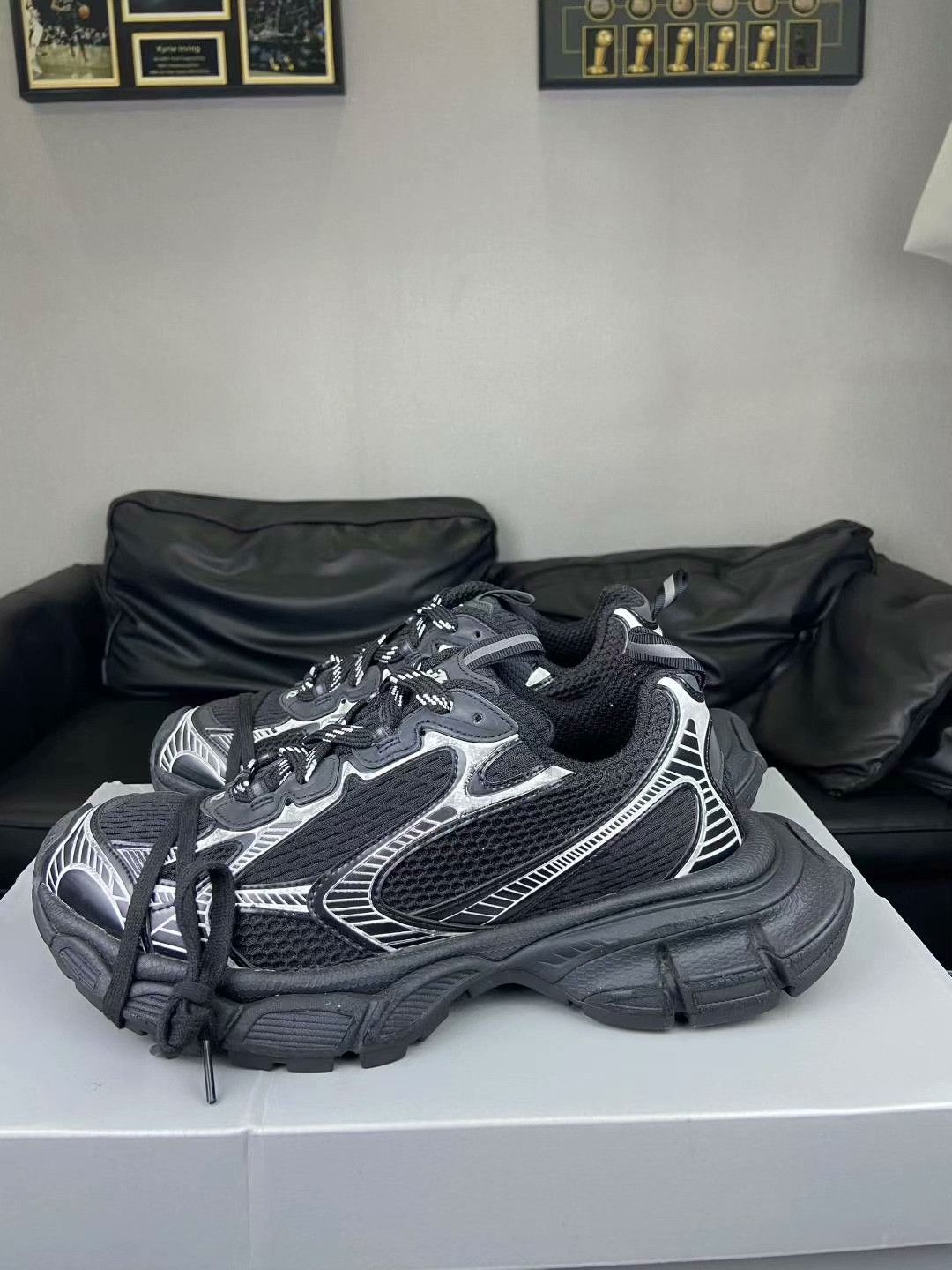 Balenciaga Balenciaga Silver Lowtop Sneakers 9 Men Size US 9 / EU 42 - 7 Thumbnail