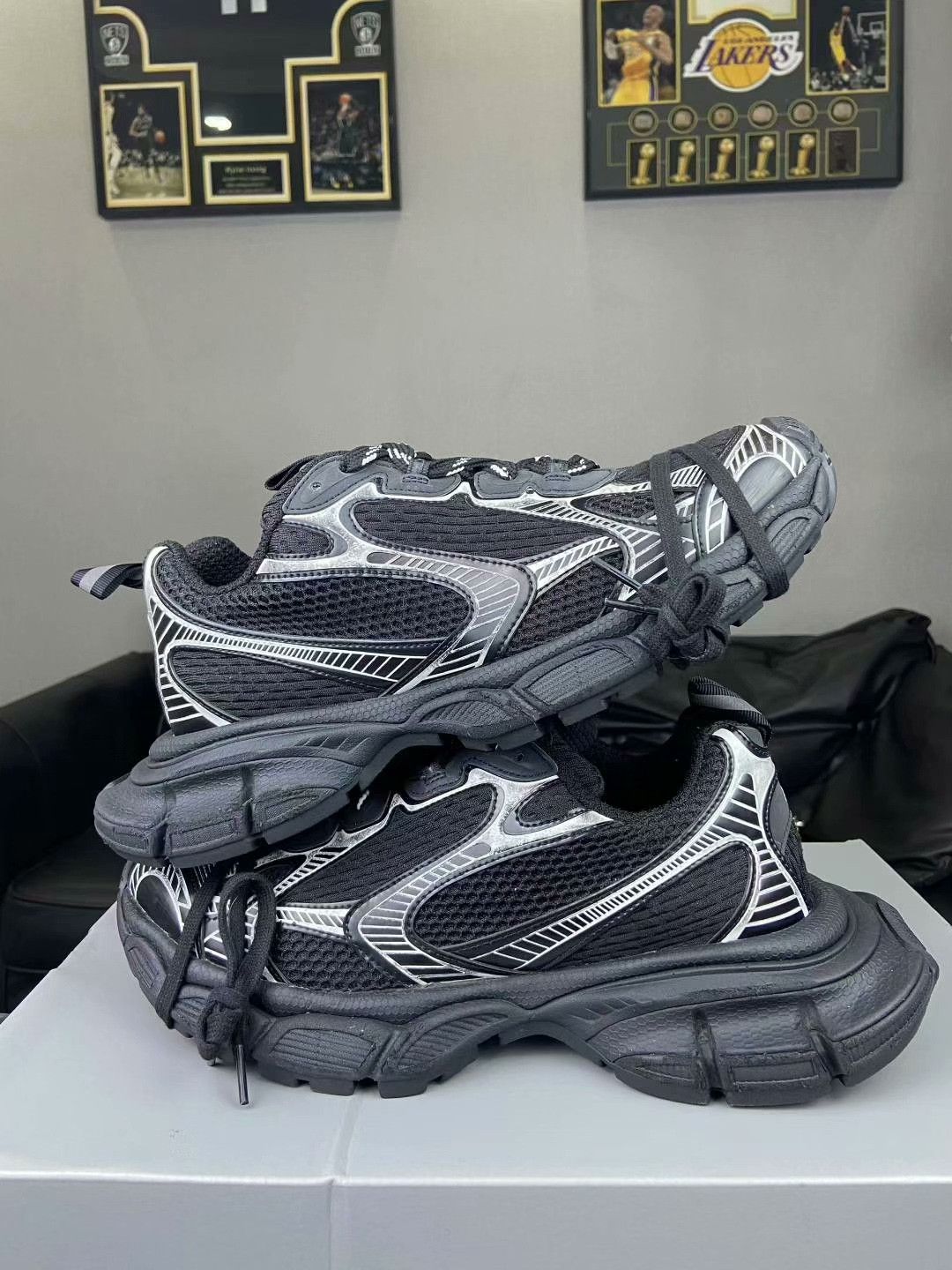 Balenciaga Balenciaga Silver Lowtop Sneakers 9 Men Size US 9 / EU 42 - 5 Thumbnail