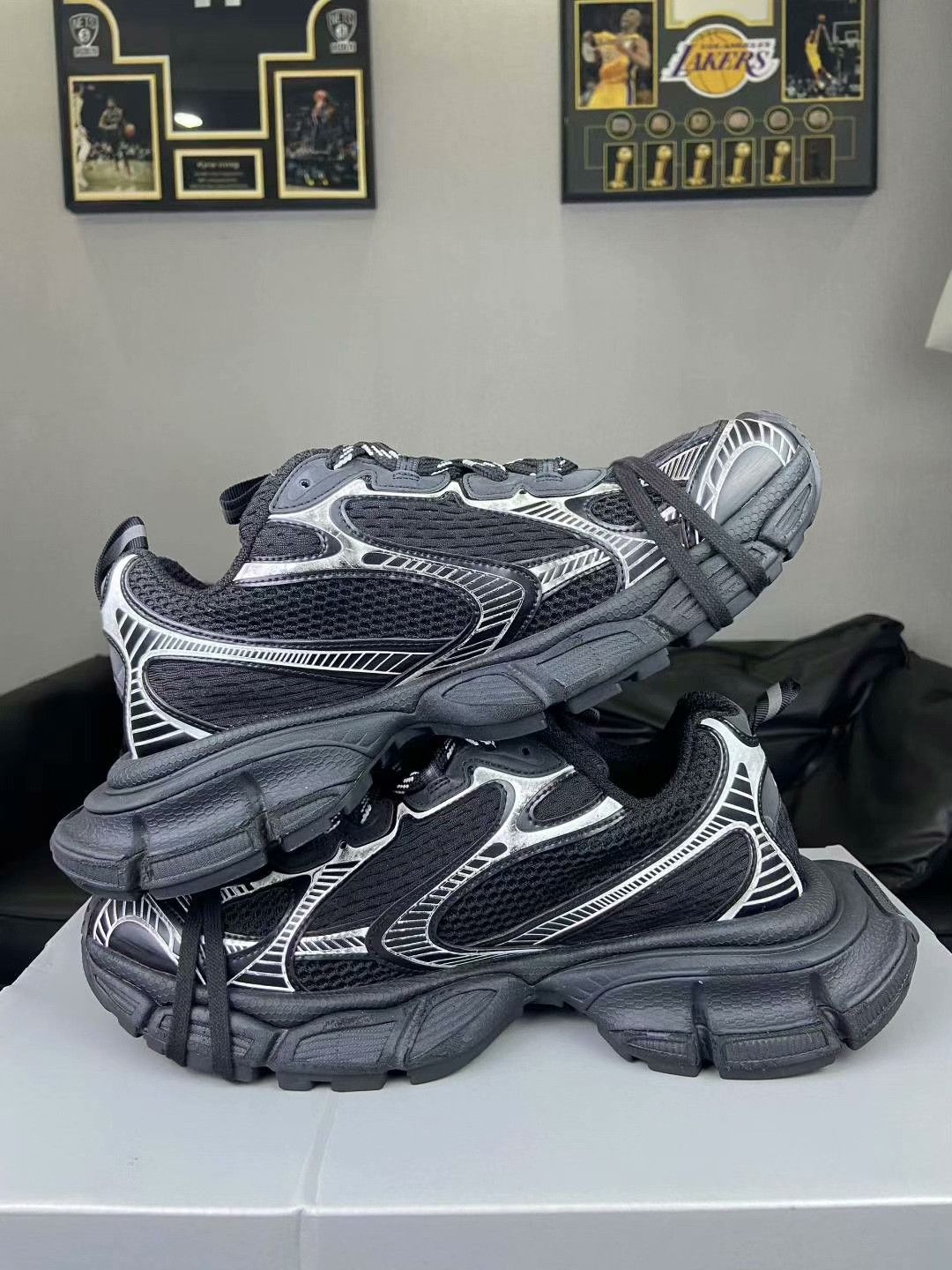 Balenciaga Balenciaga Silver Lowtop Sneakers 9 Men Size US 9 / EU 42 - 4 Thumbnail
