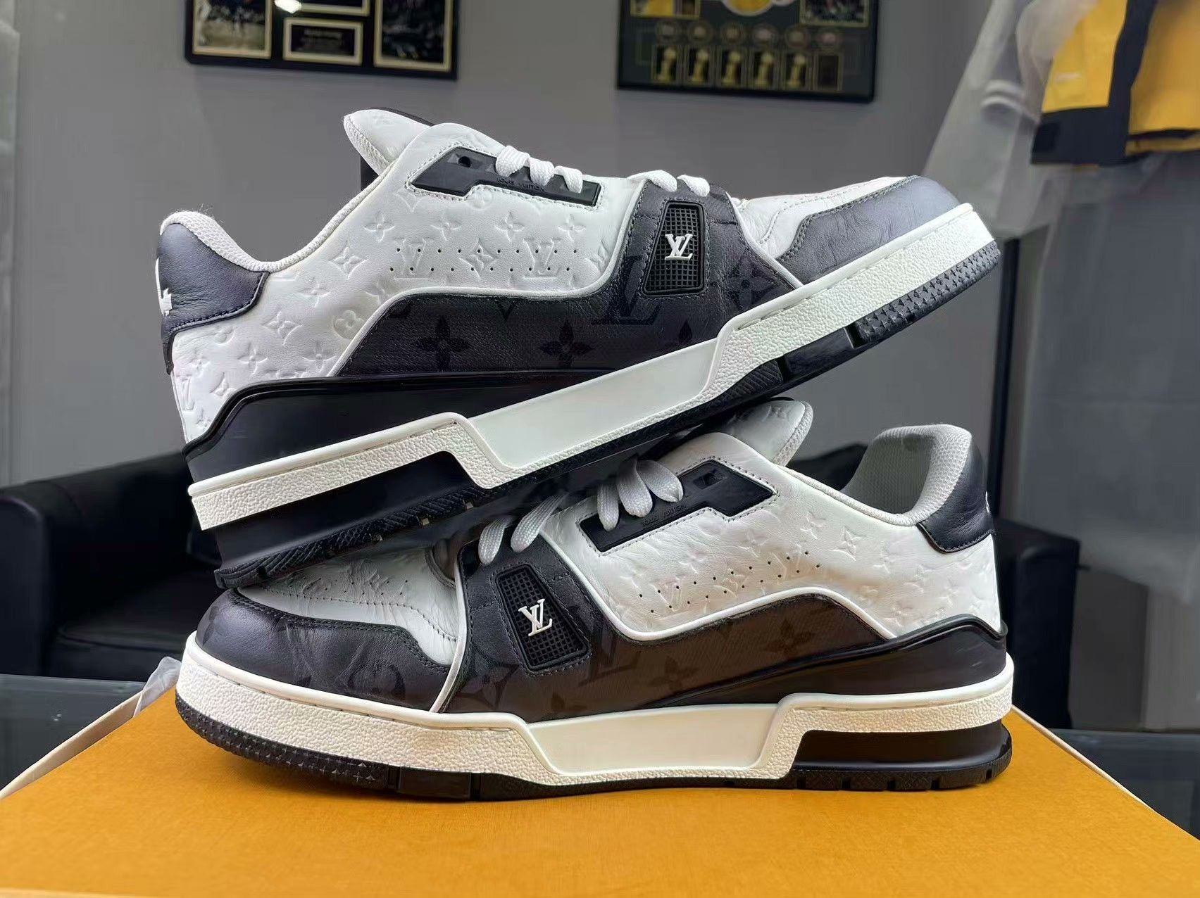 Louis Vuitton Louis Vuitton Training Black Lowtop Sneakers 9.5 Men Size US 9.5 / EU 42-43 - 5 Thumbnail