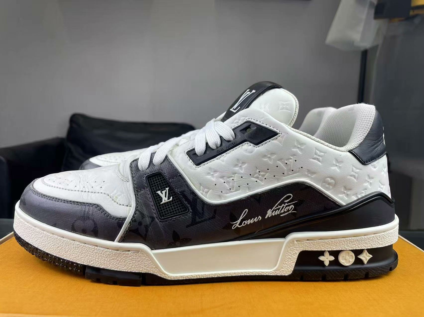 Louis Vuitton Louis Vuitton Training Black Lowtop Sneakers 9.5 Men Size US 9.5 / EU 42-43 - 7 Thumbnail