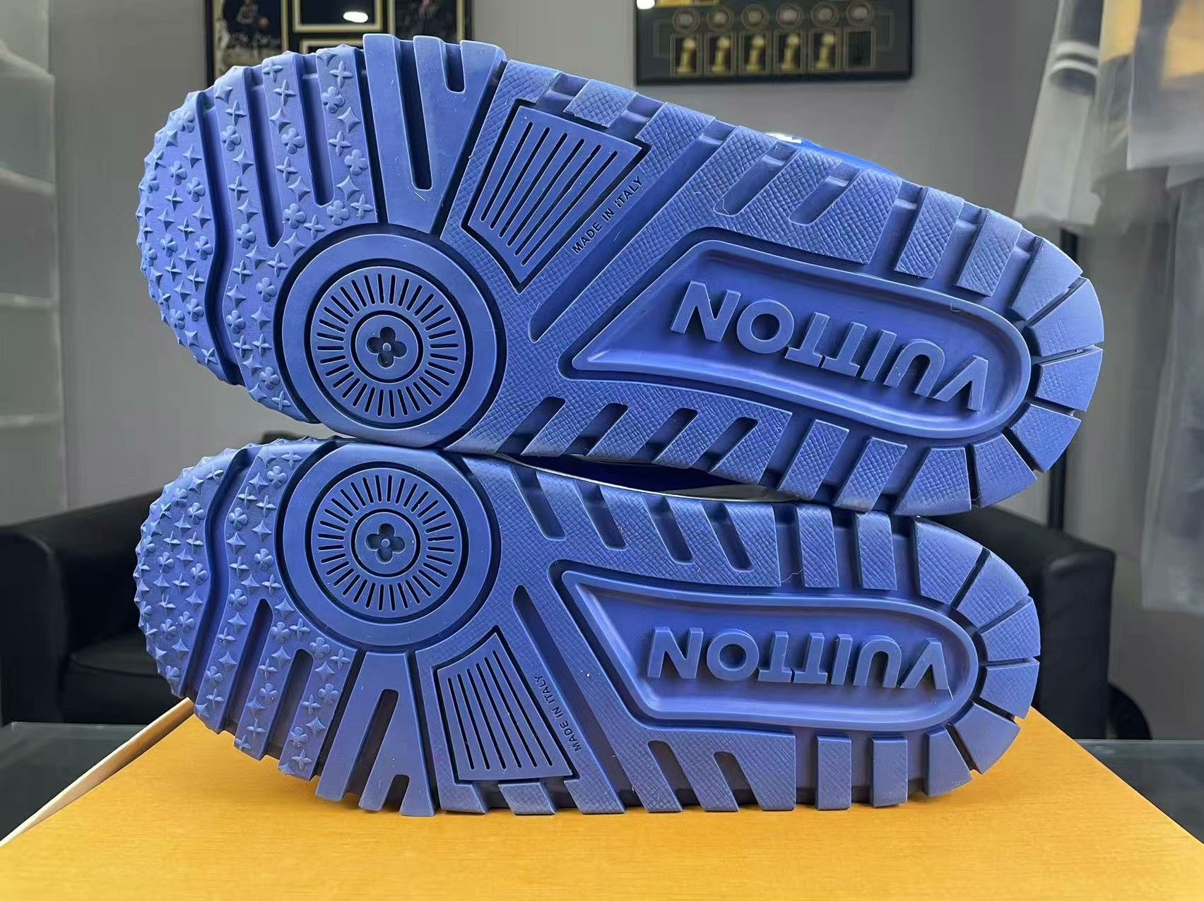 Louis Vuitton Louis Vuitton Training Blue Lowtop Sneakers 9 Men Size US 9 / EU 42 - 4 Thumbnail
