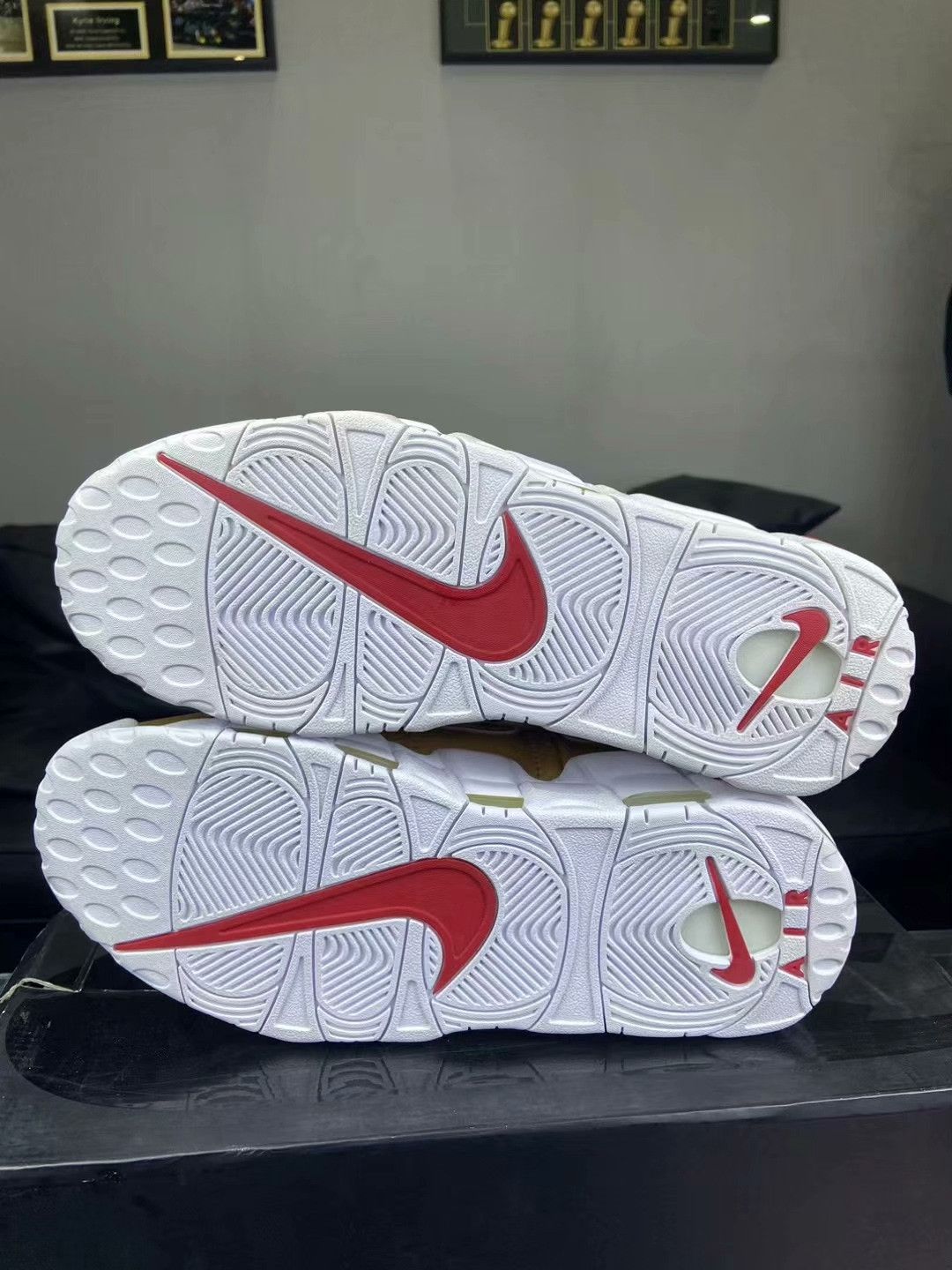 Nike Nike Gold Lowtop Sneakers 10.5 Men Size US 10.5 / EU 43-44 - 6 Thumbnail