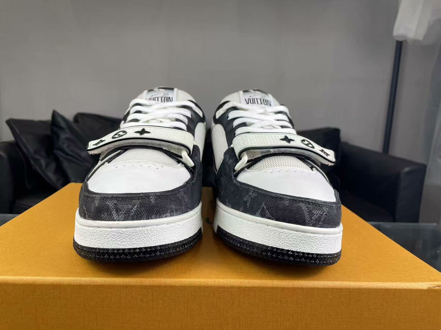 Louis Vuitton Louis Vuitton Training Black Lowtop Sneakers 10.5 Men Size US 10.5 / EU 43-44 - 2 Thumbnail