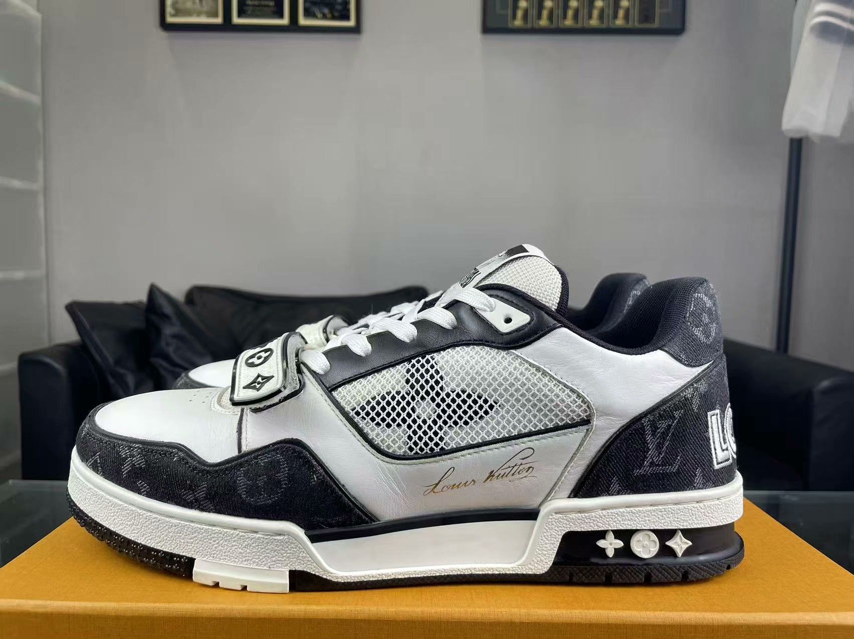 Louis Vuitton Louis Vuitton Training Black Lowtop Sneakers 10.5 Men Size US 10.5 / EU 43-44 - 7 Thumbnail