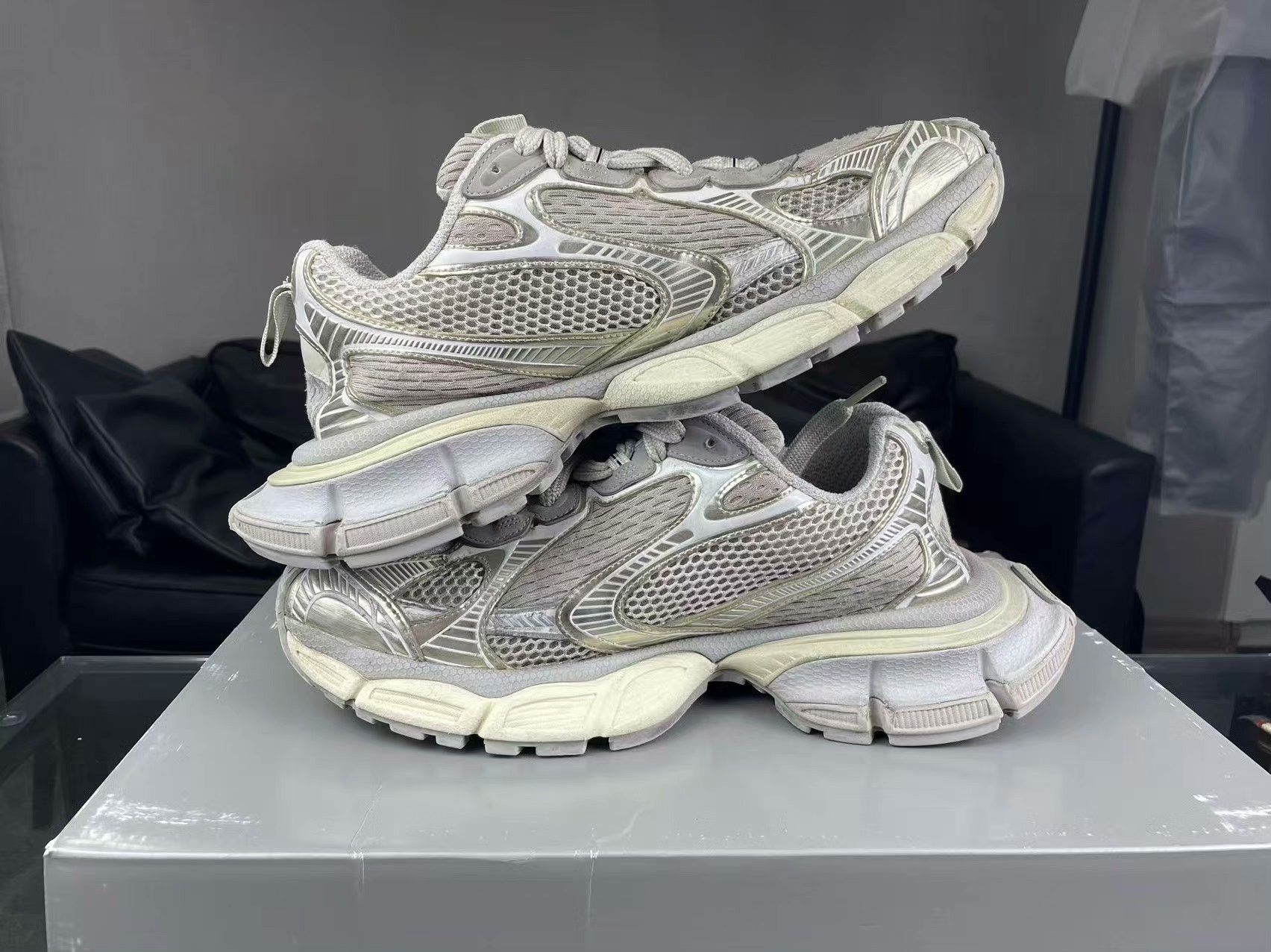 Balenciaga Balenciaga Gold Lowtop Sneakers 9 Men Size US 9 / EU 42 - 5 Thumbnail