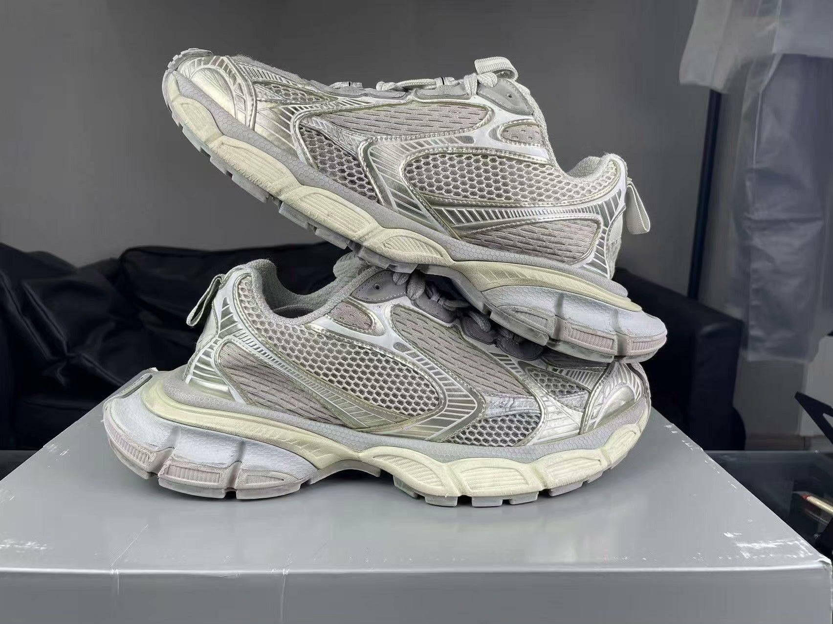 Balenciaga Balenciaga Gold Lowtop Sneakers 9 Men Size US 9 / EU 42 - 6 Thumbnail