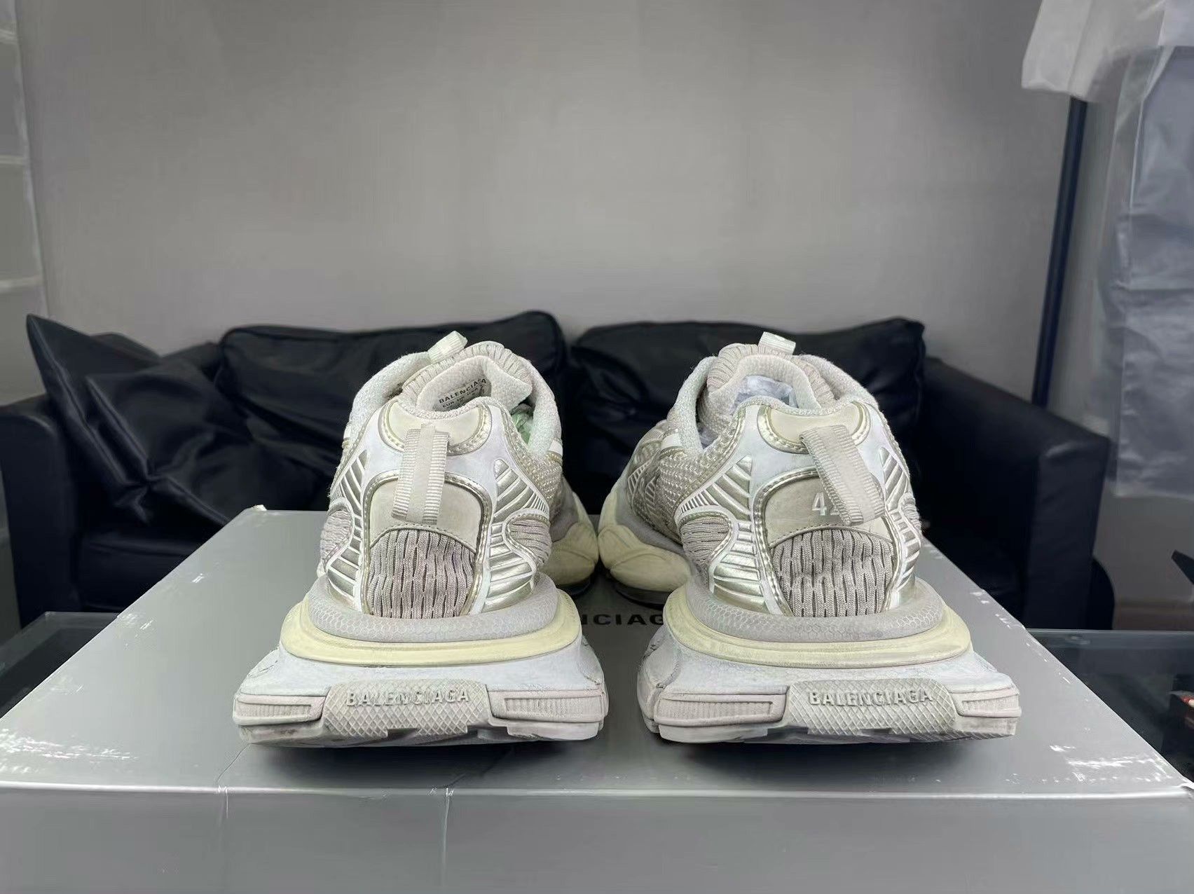 Balenciaga Balenciaga Gold Lowtop Sneakers 9 Men Size US 9 / EU 42 - 3 Thumbnail