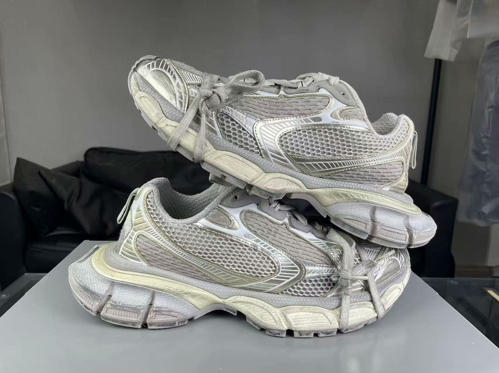 Balenciaga Balenciaga Gold Lowtop Sneakers 8.5 Men Size US 8.5 / EU 41-42 - 6 Thumbnail