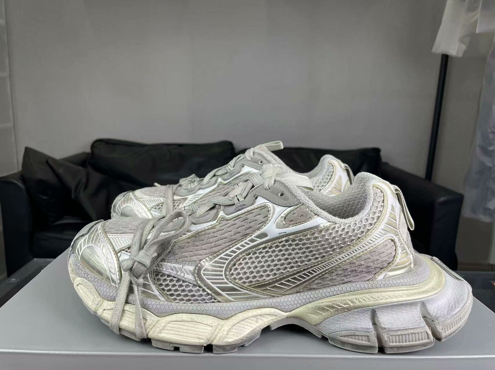 Balenciaga Balenciaga Gold Lowtop Sneakers 8.5 Men Size US 8.5 / EU 41-42 - 7 Thumbnail