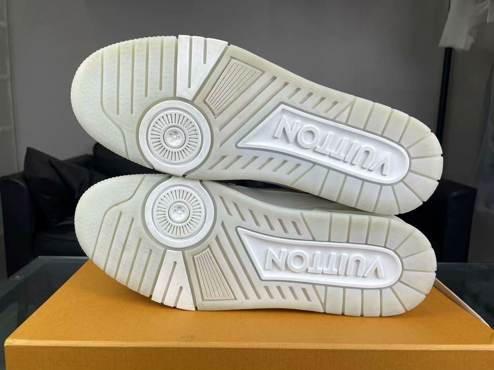 Louis Vuitton Louis Vuitton Training White Lowtop Sneakers 9.5 Men Size US 9.5 / EU 42-43 - 4 Thumbnail