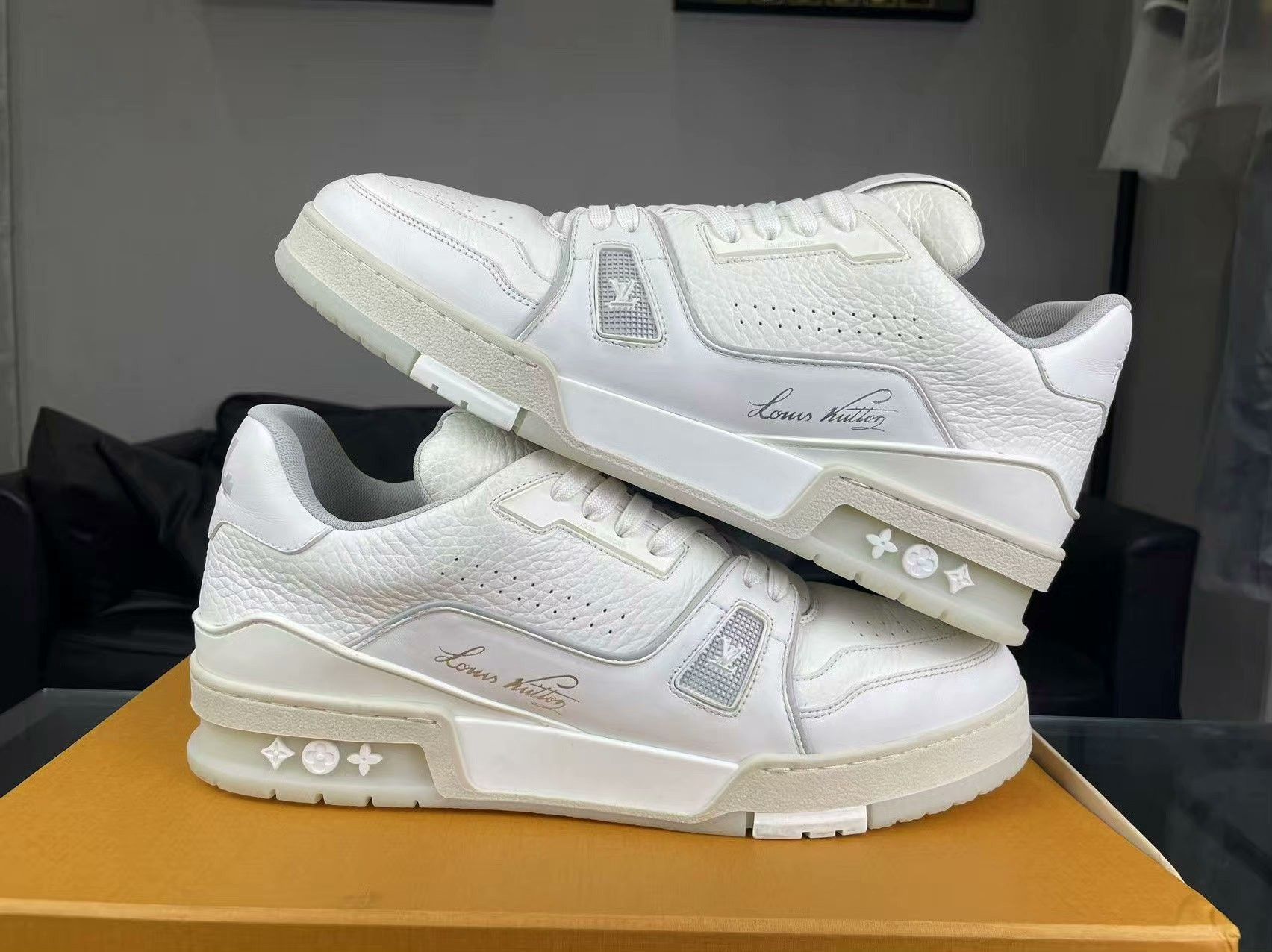 Louis Vuitton Louis Vuitton Training White Lowtop Sneakers 9.5 Men Size US 9.5 / EU 42-43 - 5 Thumbnail