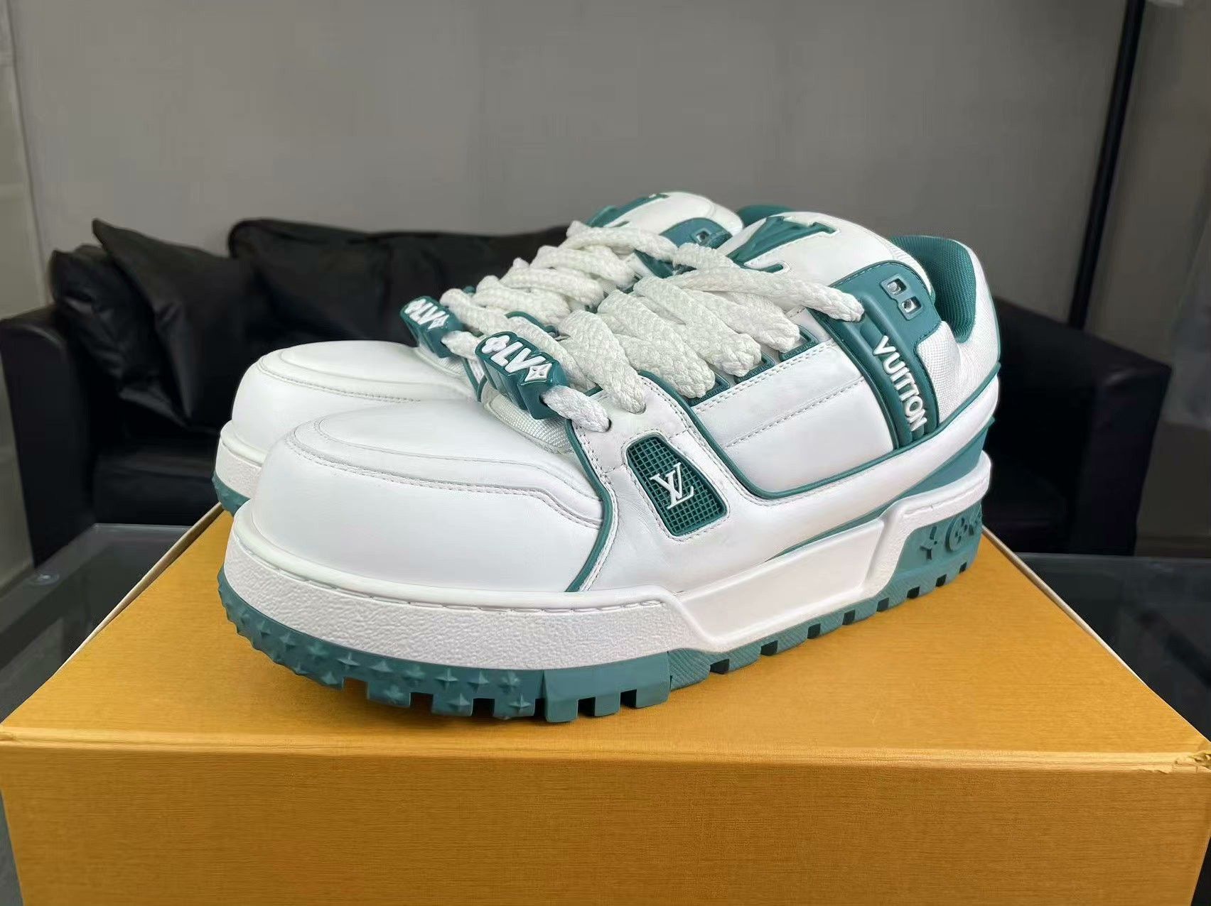 Louis Vuitton Louis Vuitton Training White Lowtop Sneakers 10 Men Size US 10 / EU 43 - 2 Thumbnail