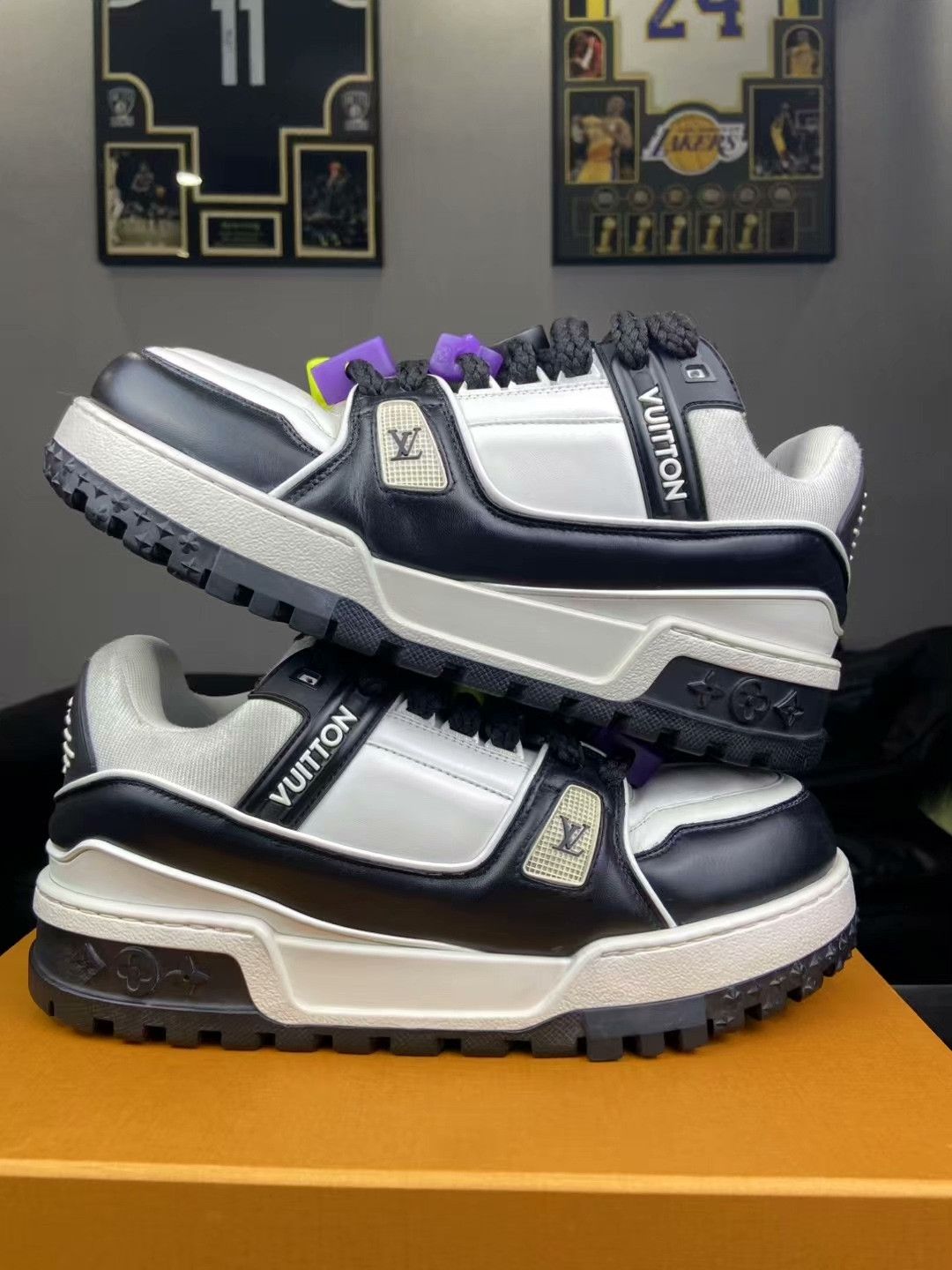 Louis Vuitton Louis Vuitton Training Black Lowtop Sneakers 9.5 Men Size US 9.5 / EU 42-43 - 7 Thumbnail