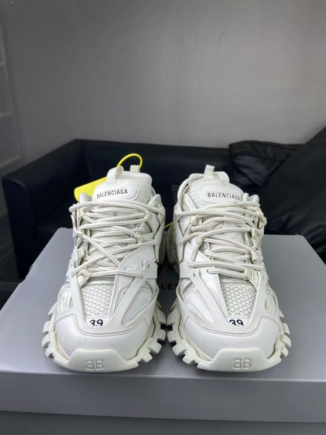 Balenciaga Balenciaga White Lowtop Sneakers 6.5 Men Size US 6.5 / EU 39-40 - 2 Thumbnail