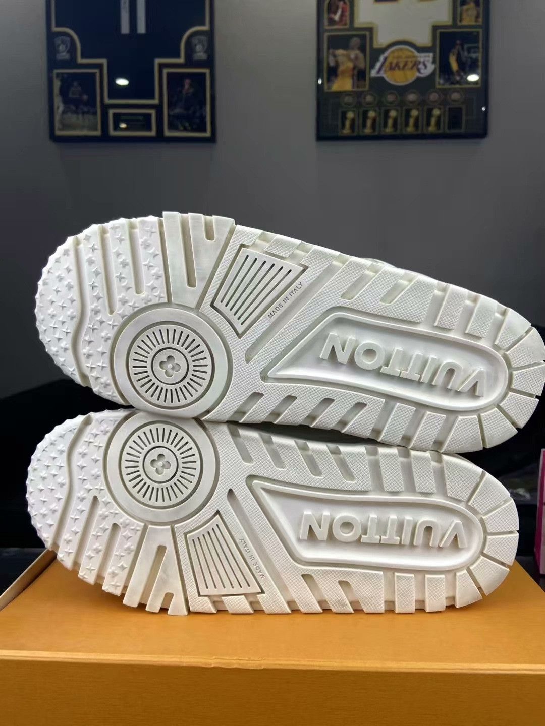 Louis Vuitton Louis Vuitton White Lowtop Sneakers 10.5 Men Size US 10.5 / EU 43-44 - 5 Thumbnail