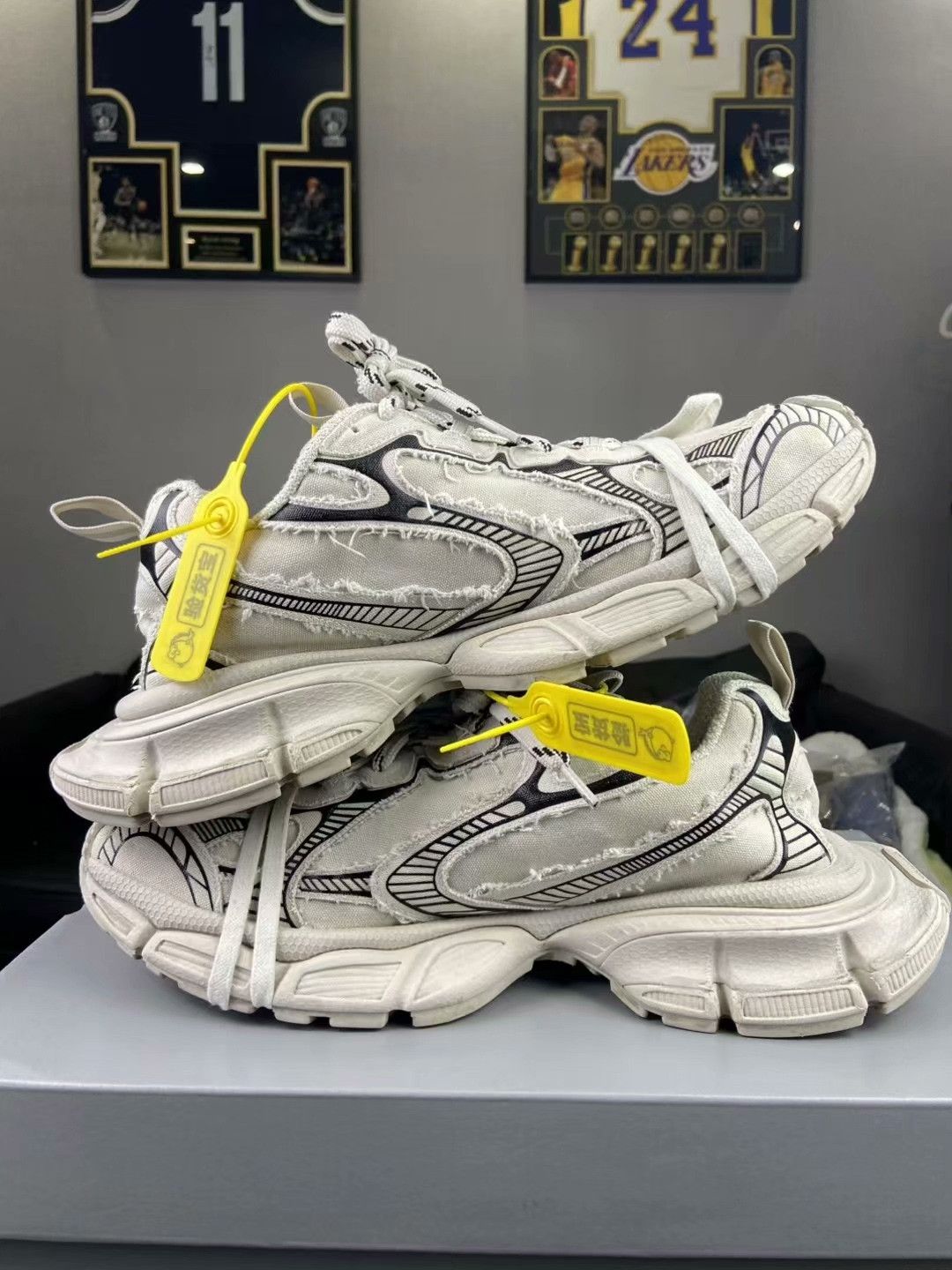 Balenciaga Balenciaga White Lowtop Sneakers 10.5 Men Size US 10.5 / EU 43-44 - 6 Thumbnail