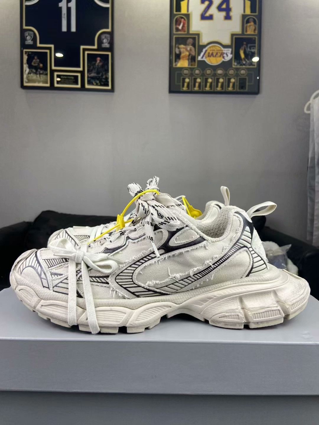 Balenciaga Balenciaga White Lowtop Sneakers 10.5 Men Size US 10.5 / EU 43-44 - 4 Thumbnail