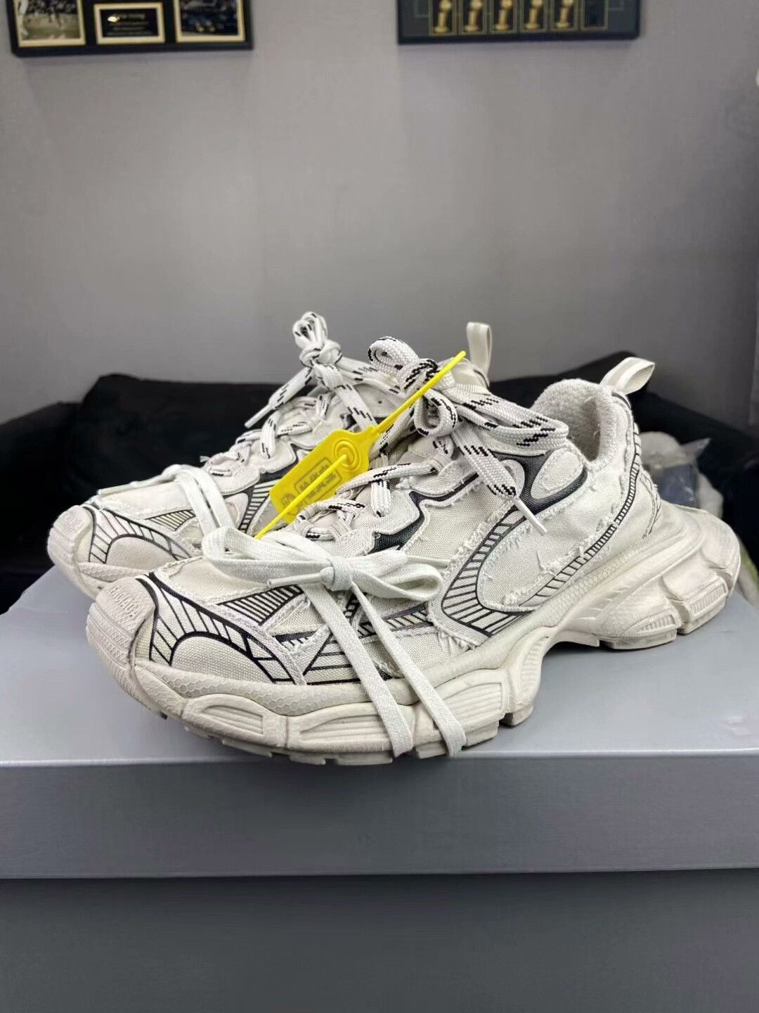 Balenciaga Balenciaga White Lowtop Sneakers 10.5 Men Size US 10.5 / EU 43-44 - 2 Thumbnail