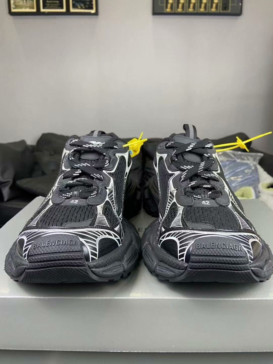 Balenciaga Balenciaga Silver Lowtop Sneakers 9 Men Size US 9 / EU 42 - 2 Thumbnail