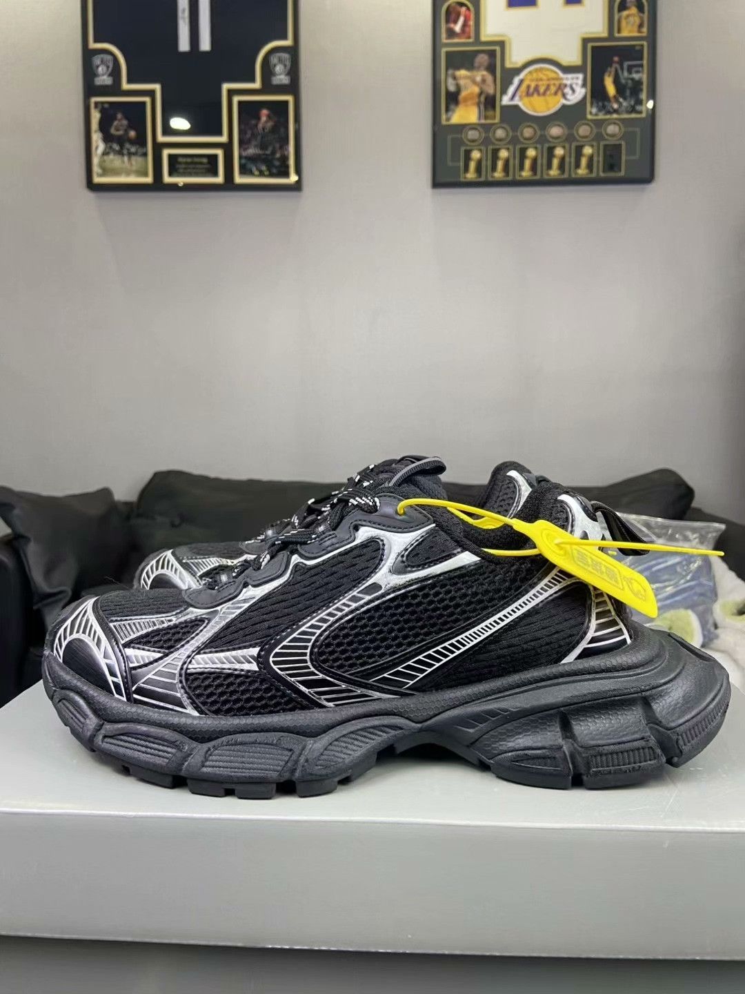 Balenciaga Balenciaga Silver Lowtop Sneakers 9 Men Size US 9 / EU 42 - 3 Thumbnail