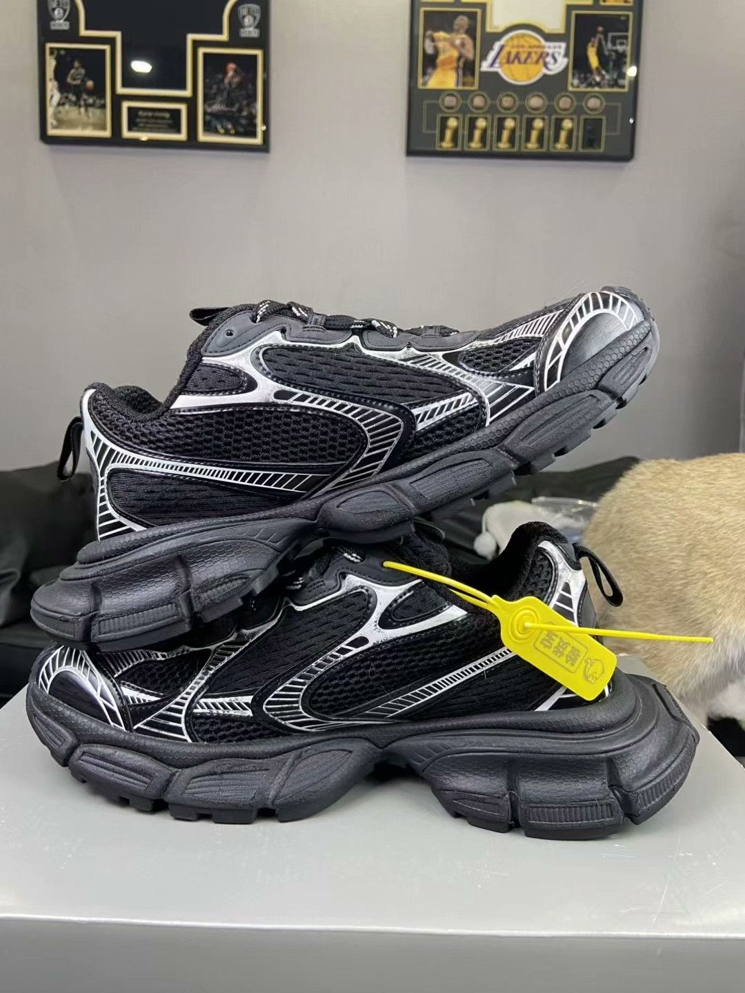 Balenciaga Balenciaga Silver Lowtop Sneakers 9 Men Size US 9 / EU 42 - 6 Thumbnail