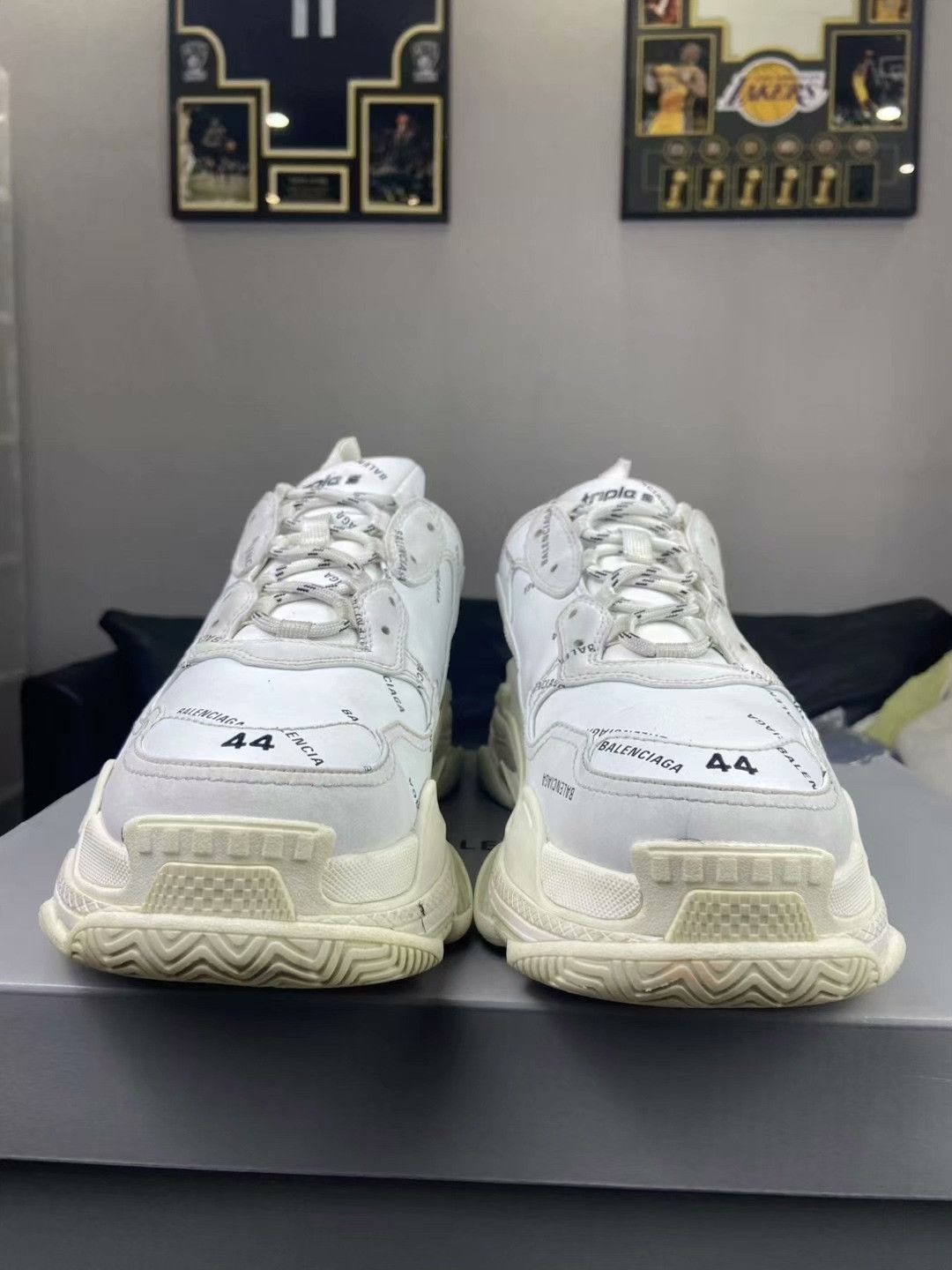 Louis Vuitton Louis Vuitton Lowtop Sneakers 10.5 Men Size US 10.5 / EU 43-44 - 2 Thumbnail