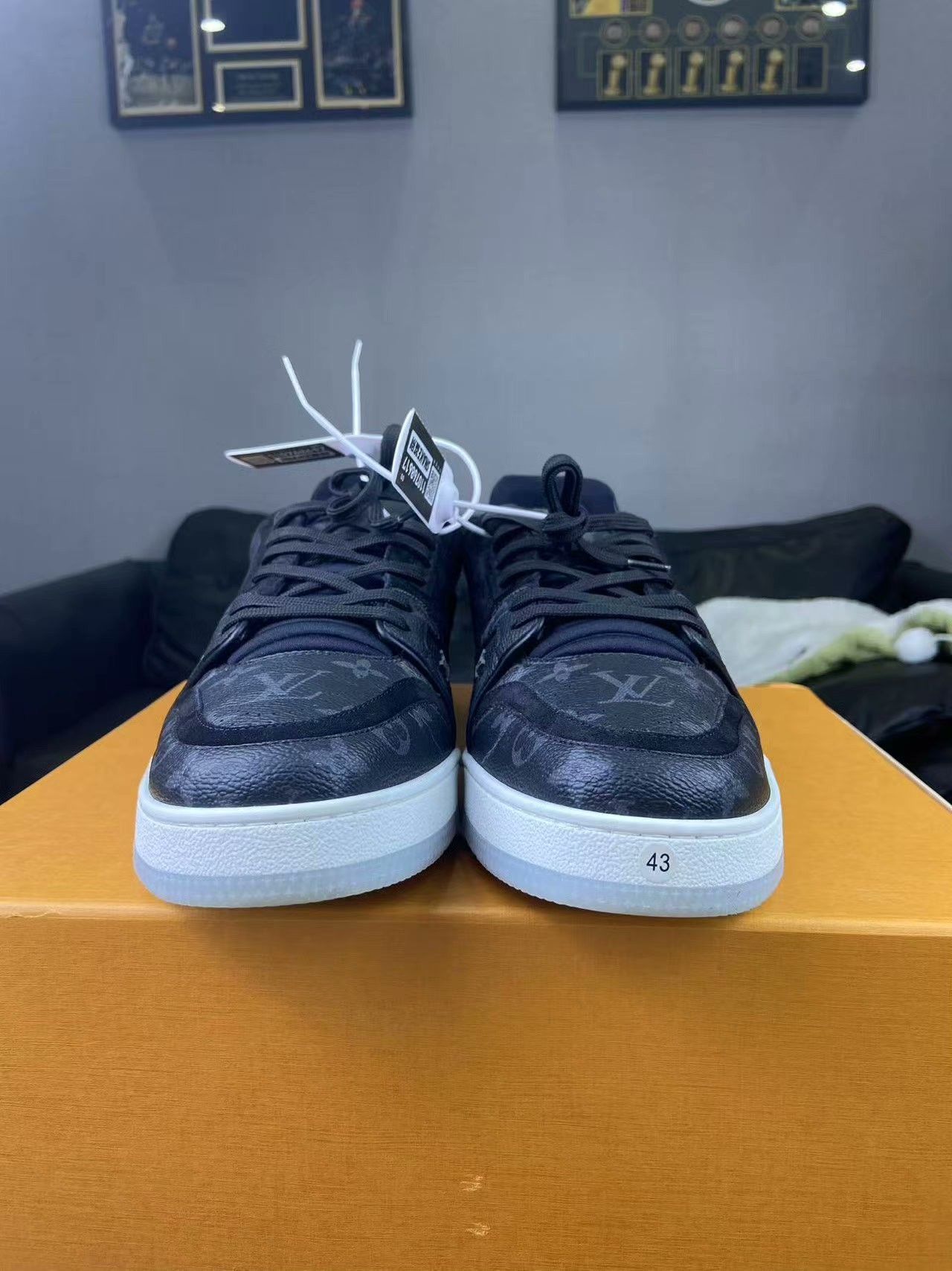 Louis Vuitton Louis Vuitton Training Black Lowtop Sneakers 10 Men Size US 10 / EU 43 - 2 Thumbnail