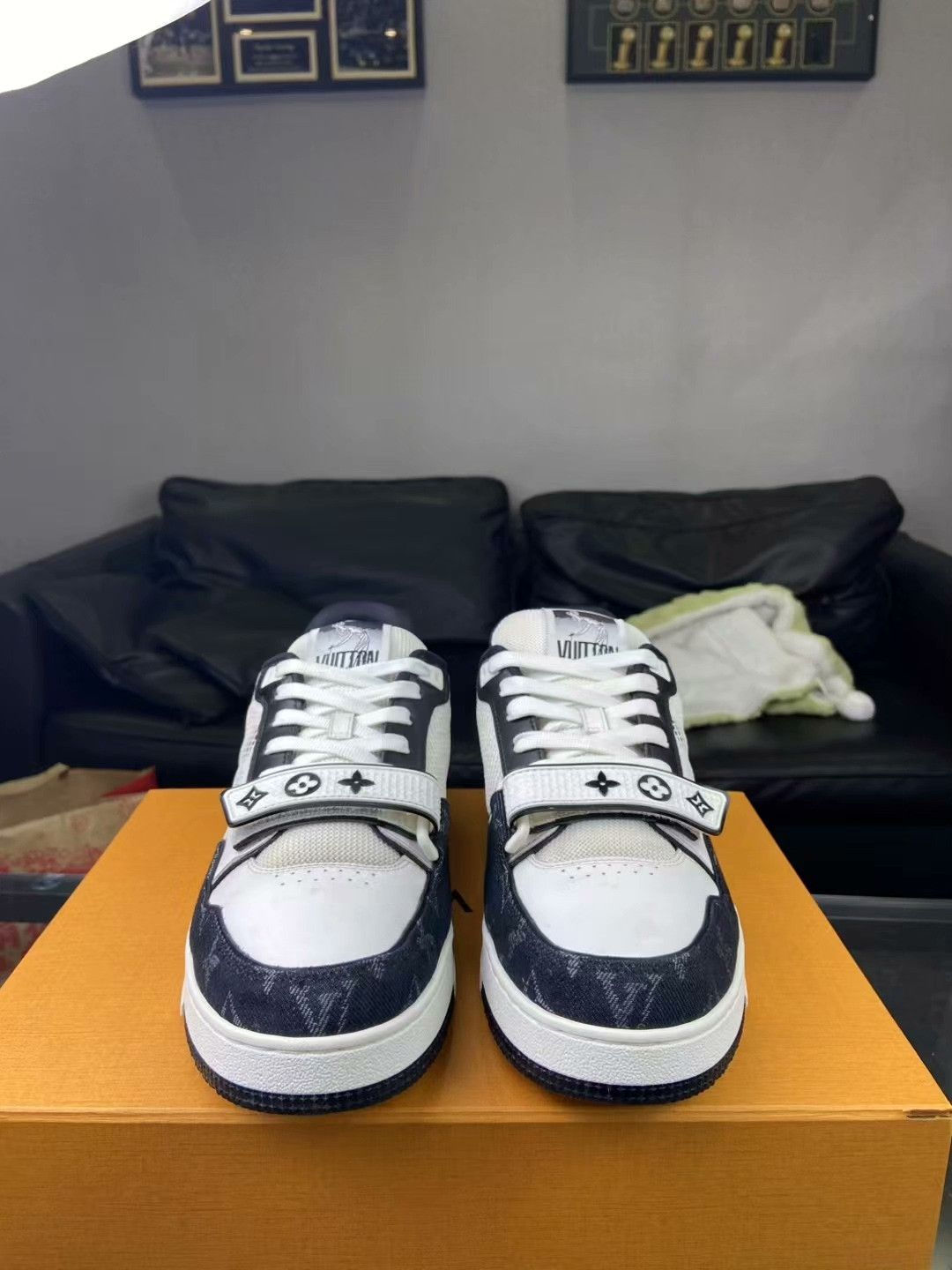 Louis Vuitton Louis Vuitton Training Black Lowtop Sneakers 10.5 Men Size US 10.5 / EU 43-44 - 2 Thumbnail