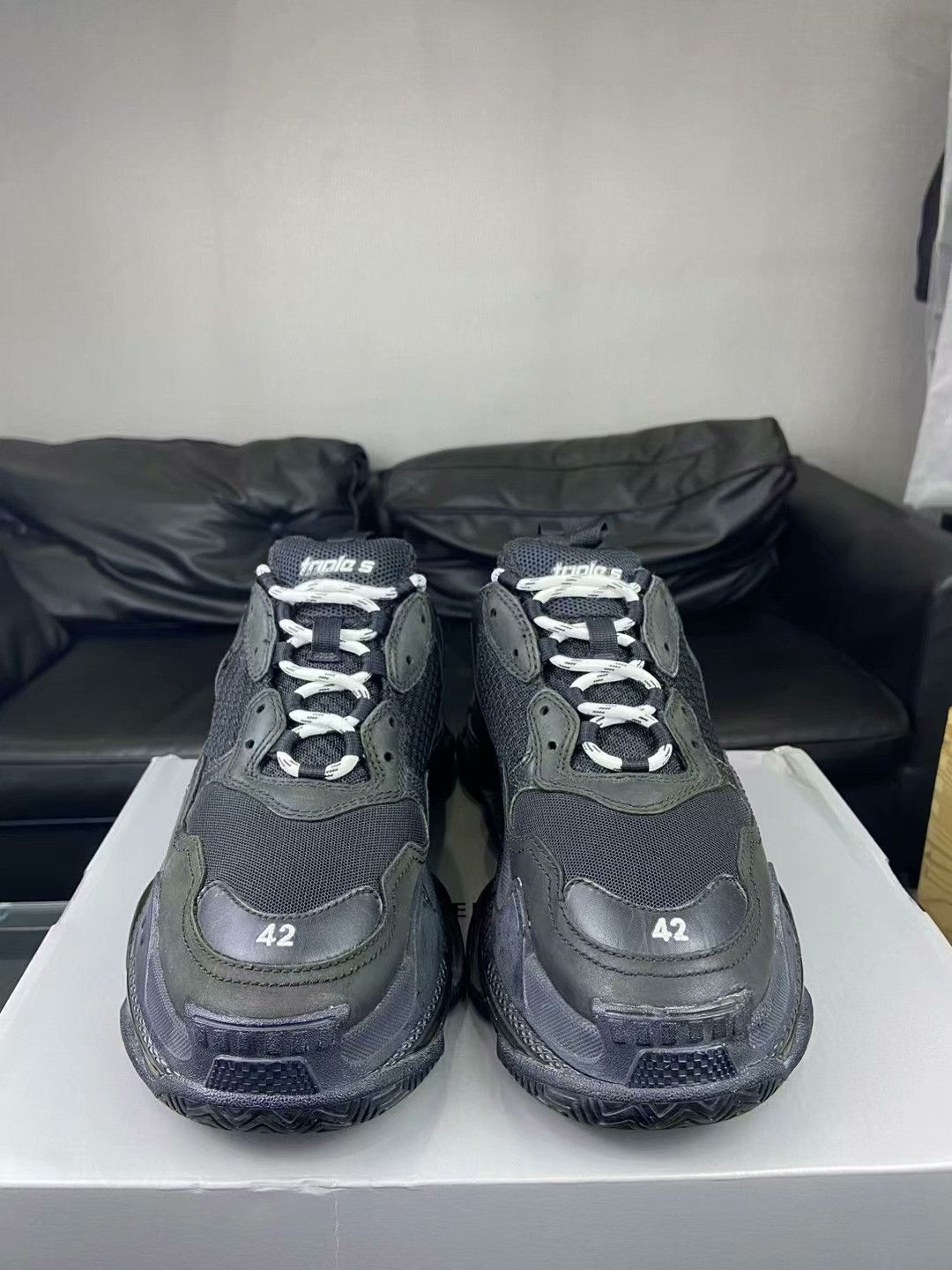 Balenciaga Balenciaga Distressed Black Lowtop Sneakers 9 Men Size US 9 / EU 42 - 2 Thumbnail