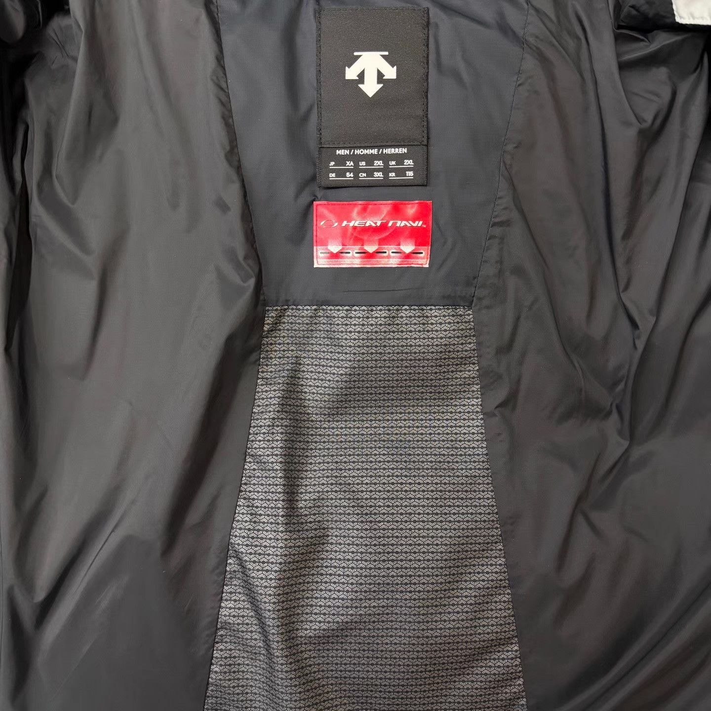 Descente White Puffer Jacket with Patch Details - XXL Size US XXL / EU 58 / 5 - 5 Thumbnail