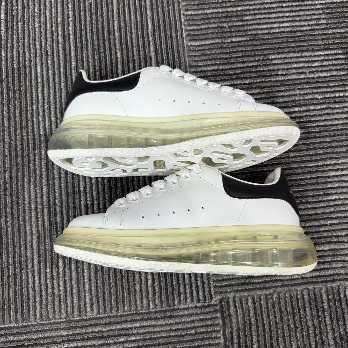 Alexander McQueen Alexander McQueen White Lowtop Sneakers us_6-5 Women Size US 6.5 / IT 36.5 - 3 Thumbnail
