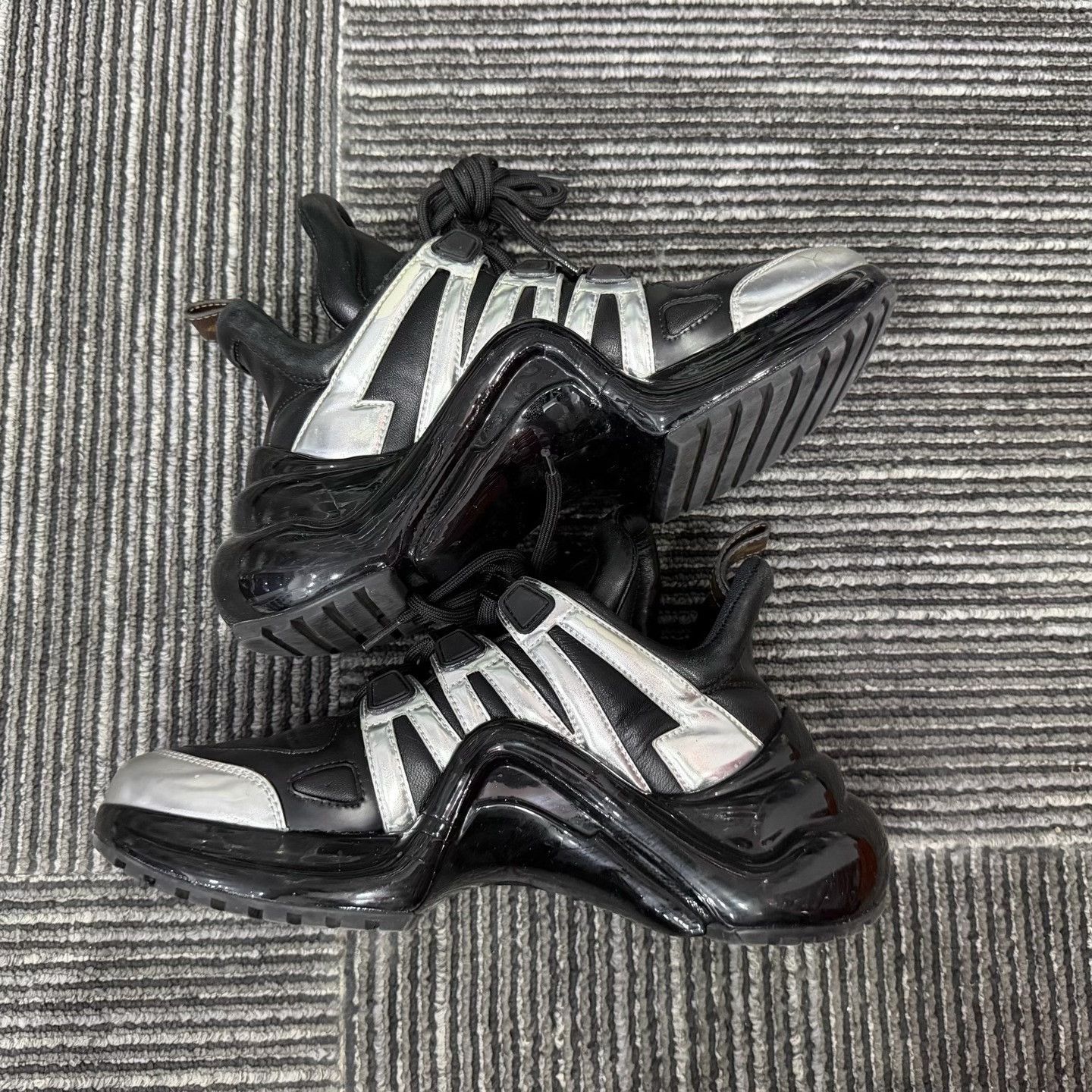 Louis Vuitton Louis Vuitton Patent Black Lowtop Sneakers us_5 Women Size US 5 / IT 35 - 3 Thumbnail