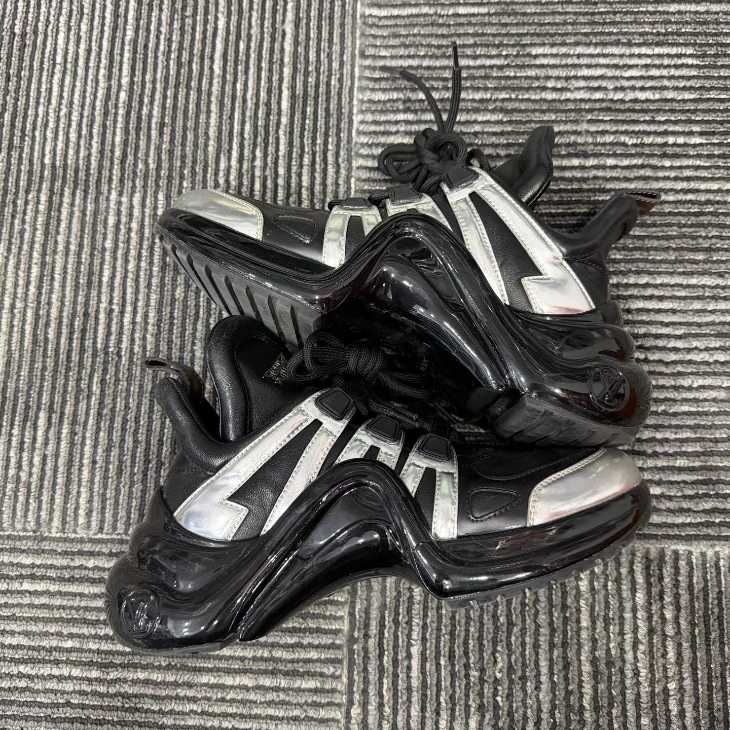 Louis Vuitton Louis Vuitton Patent Black Lowtop Sneakers us_5 Women Size US 5 / IT 35 - 2 Thumbnail