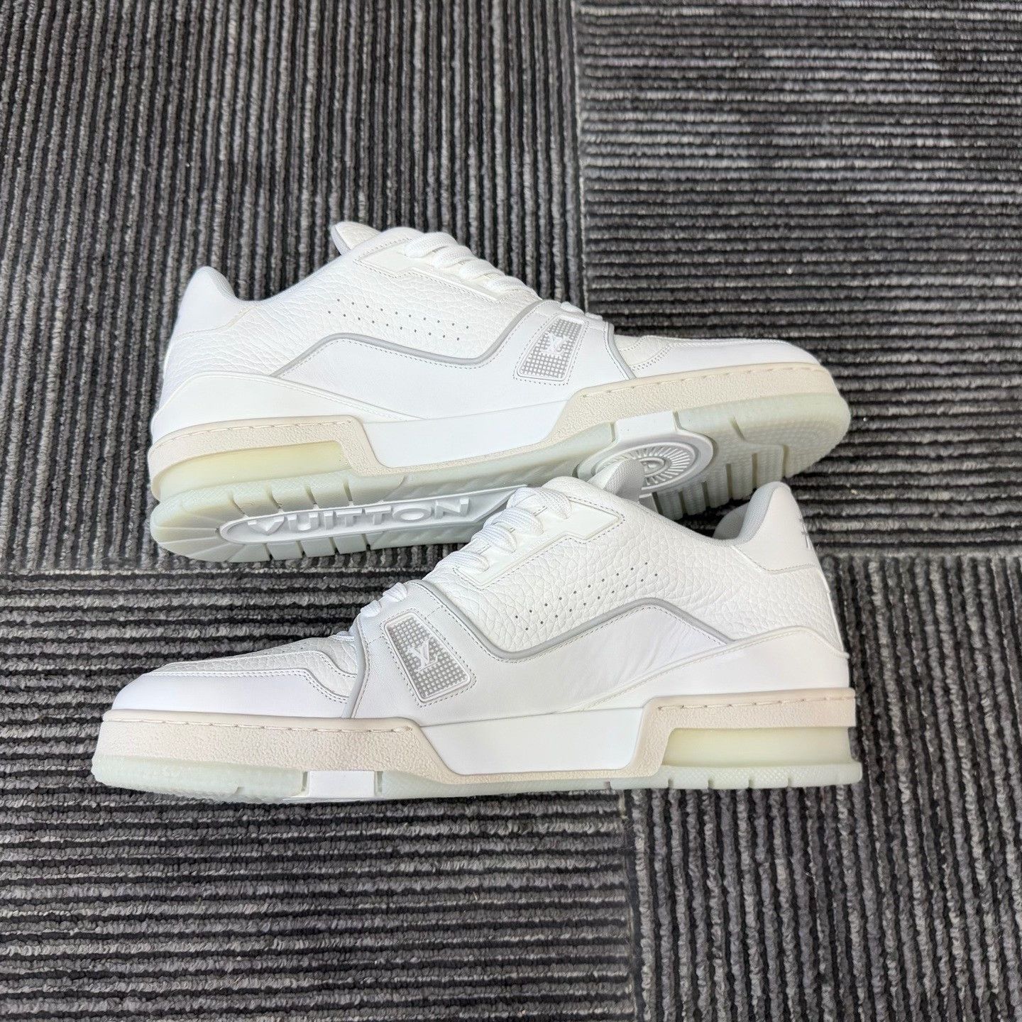 Louis Vuitton Louis Vuitton Training White Lowtop Sneakers 9 Men Size US 9 / EU 42 - 3 Thumbnail