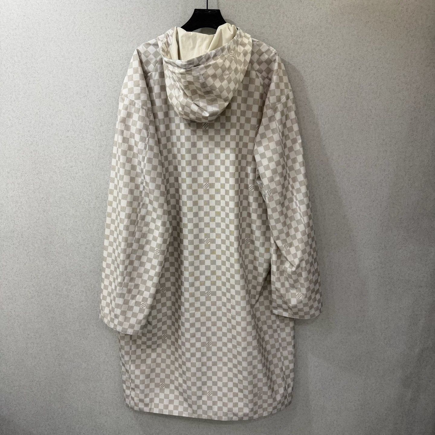 Louis Vuitton Louis Vuitton Checkered White Light Jacket m Men Size US M / EU 48-50 / 2 - 2 Thumbnail