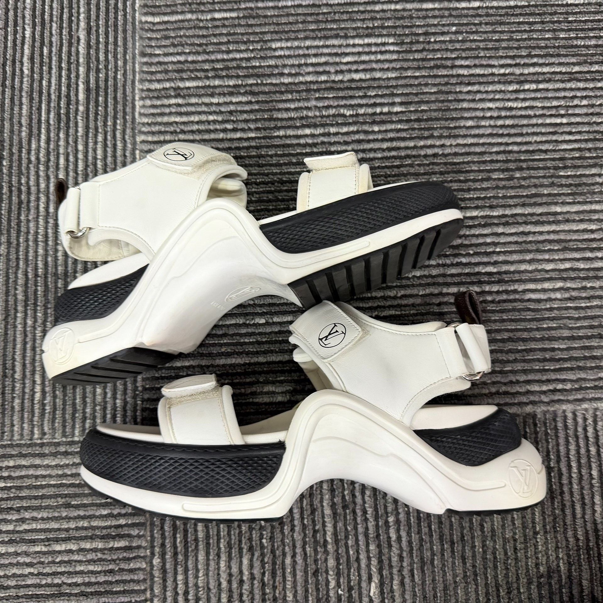 Louis Vuitton Louis Vuitton Black Sandals us_7-5 Women Size US 7.5 / IT 37.5 - 2 Thumbnail